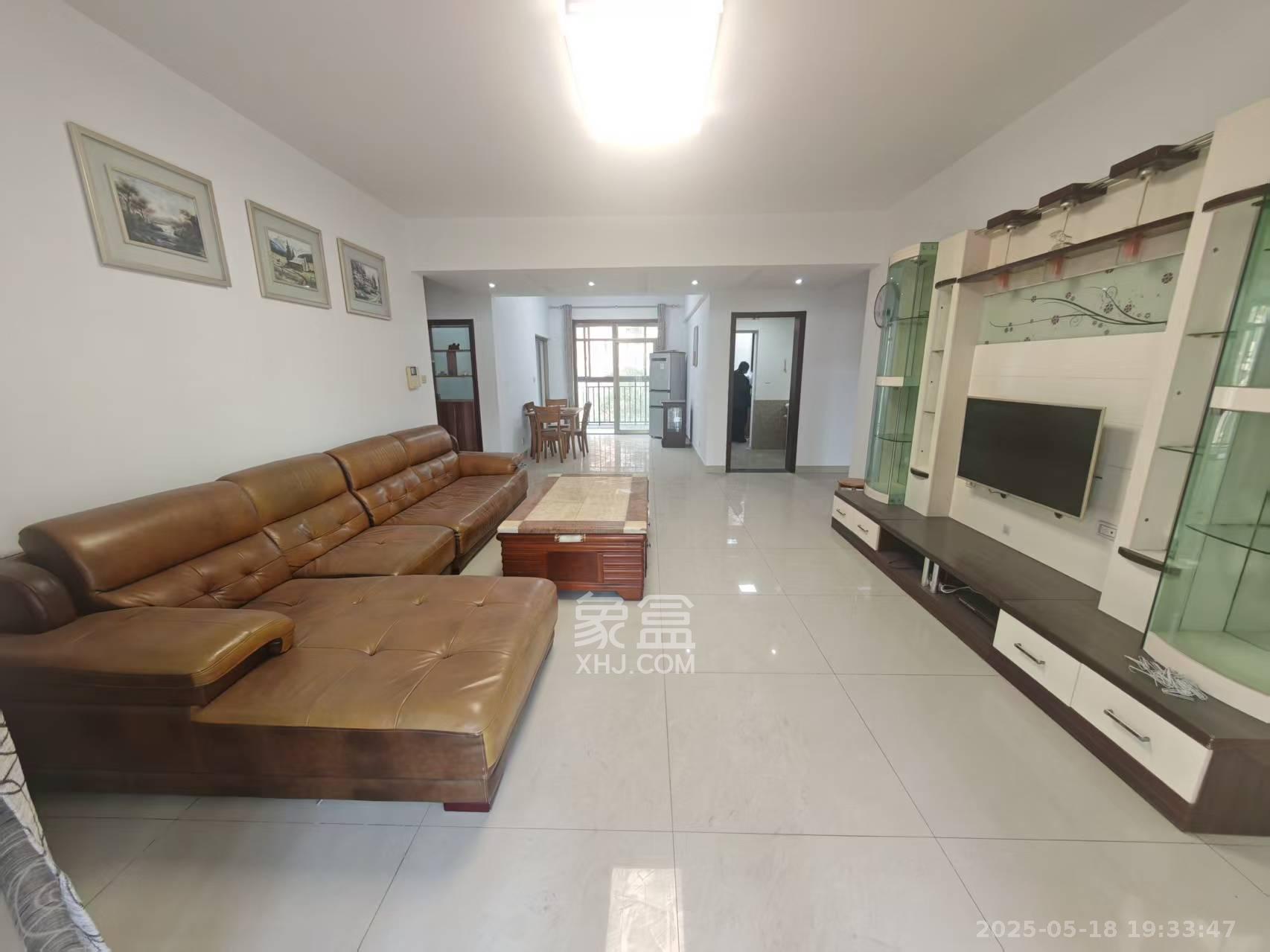 天城湖光山色  4室2厅2卫    3400.0元/月 天城湖光山色  4室2厅2卫    3400.0元/月室内图