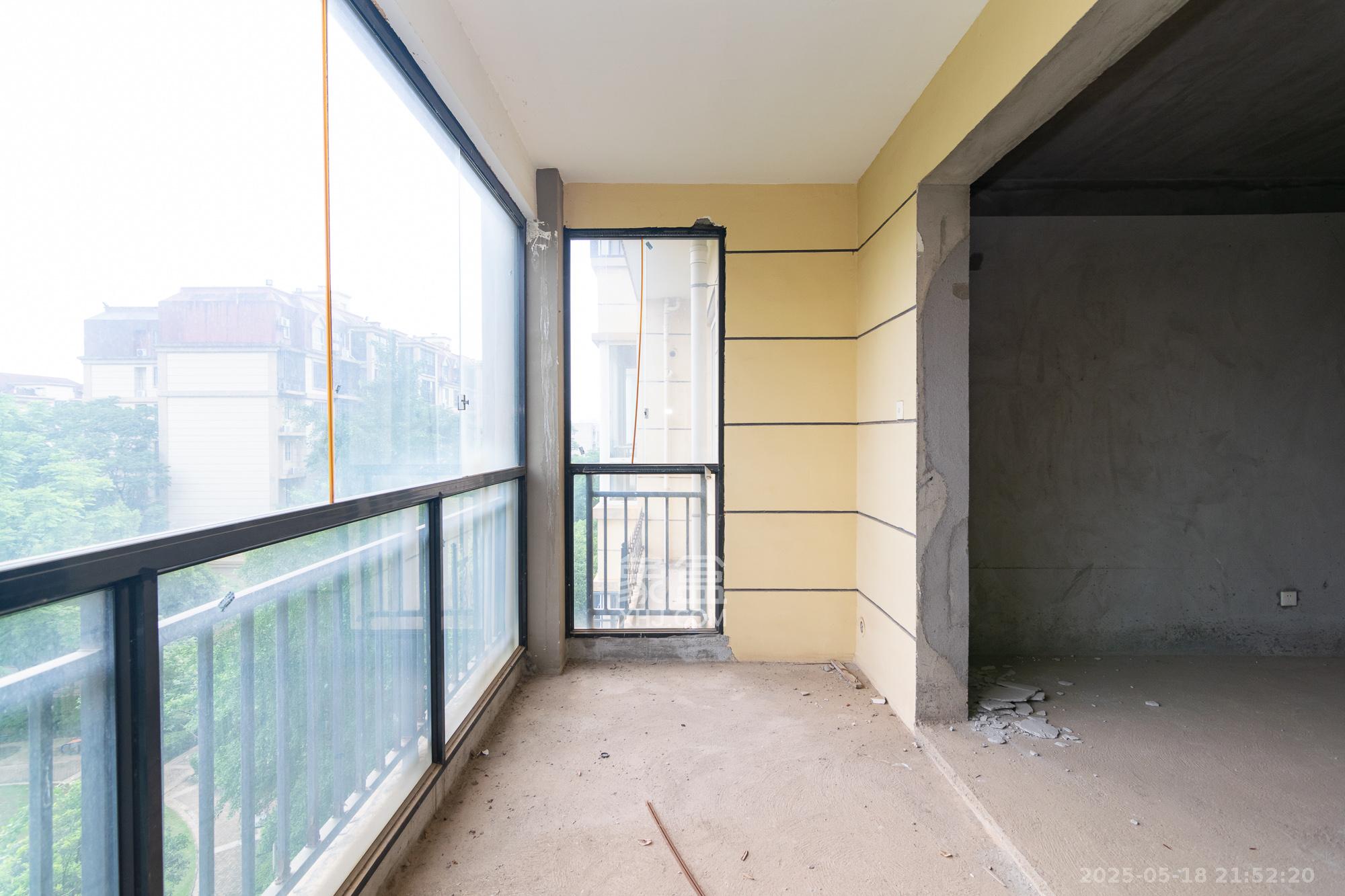 晟通城  3室2厅2卫    73.8万 晟通城  3室2厅2卫    73.8万阳台