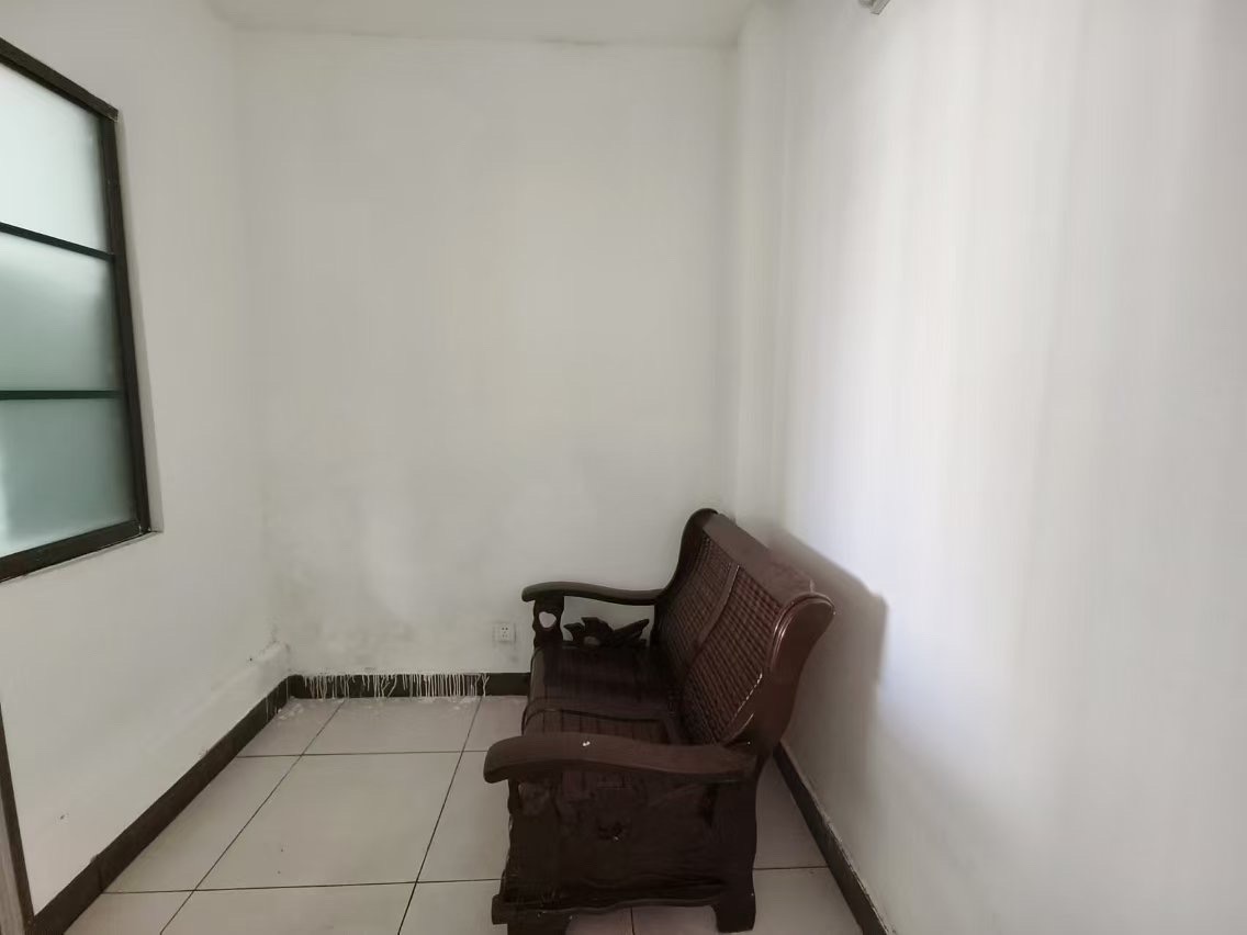 南亚广场  3室2厅1卫   2300.00元/月室内图