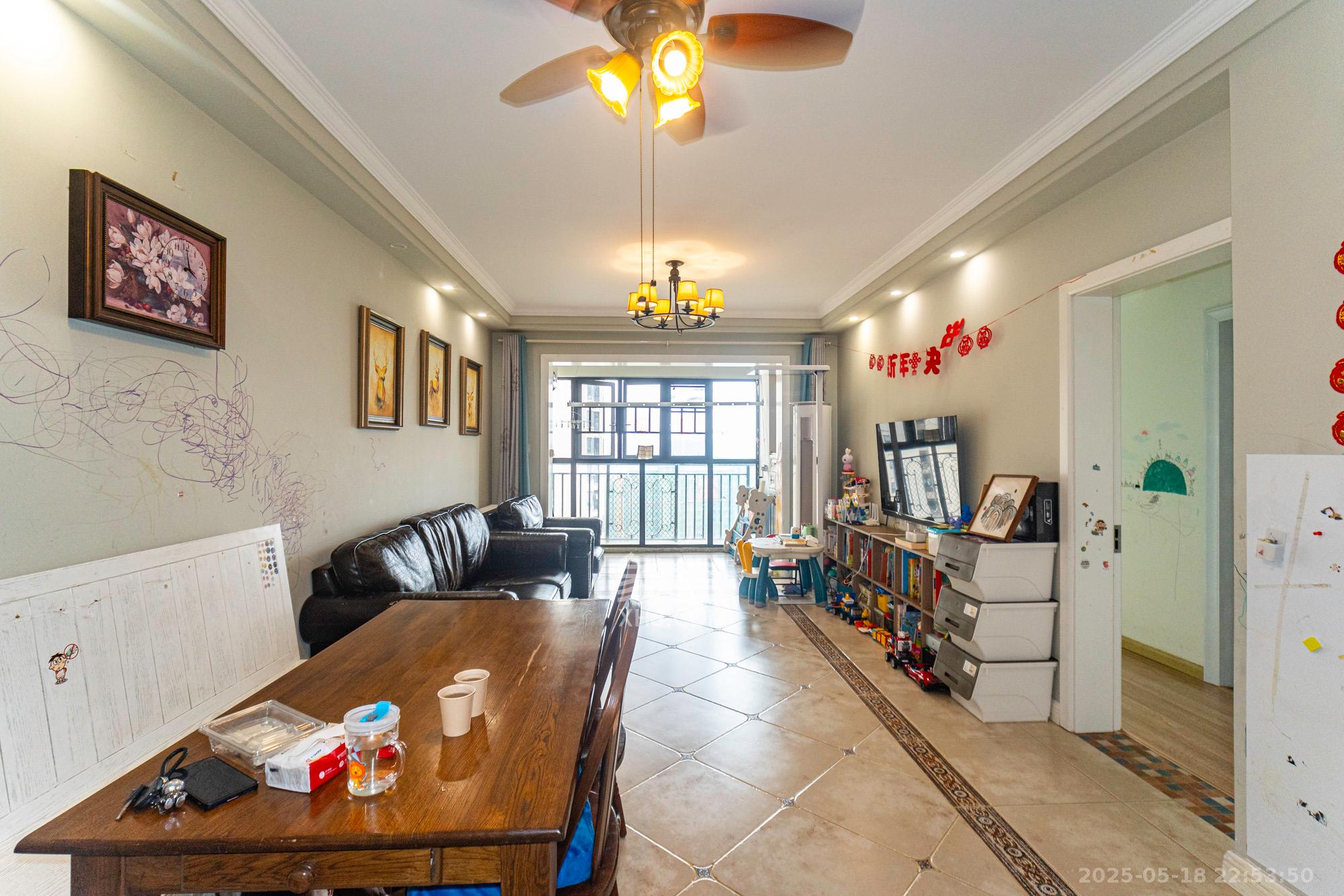 金科时代中心 3室2厅2卫 75.8万 金科时代中心 3室2厅2卫 75.8万客厅