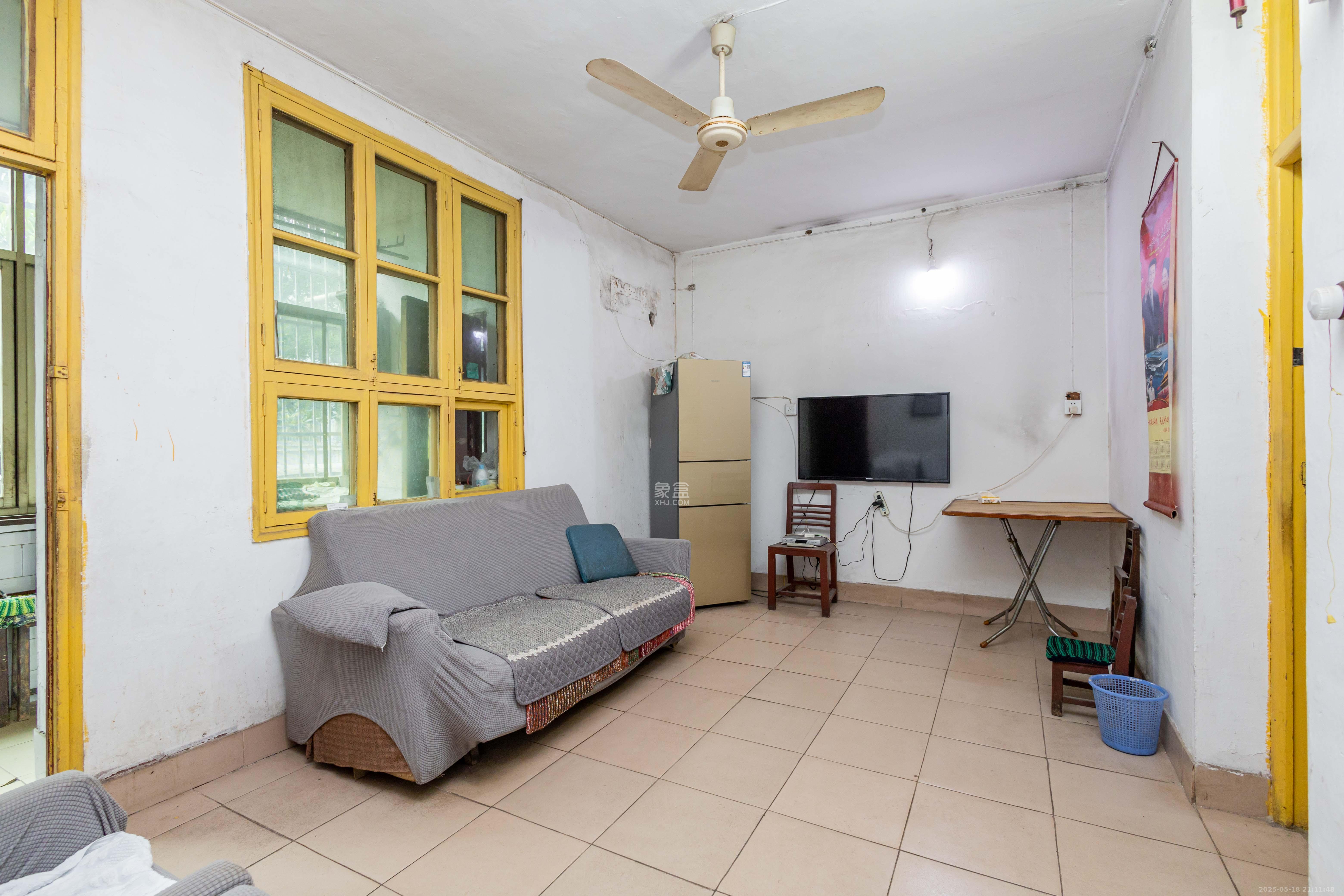 三六一四厂宿舍 2室2厅1卫 24.8万 三六一四厂宿舍 2室2厅1卫 24.8万客厅