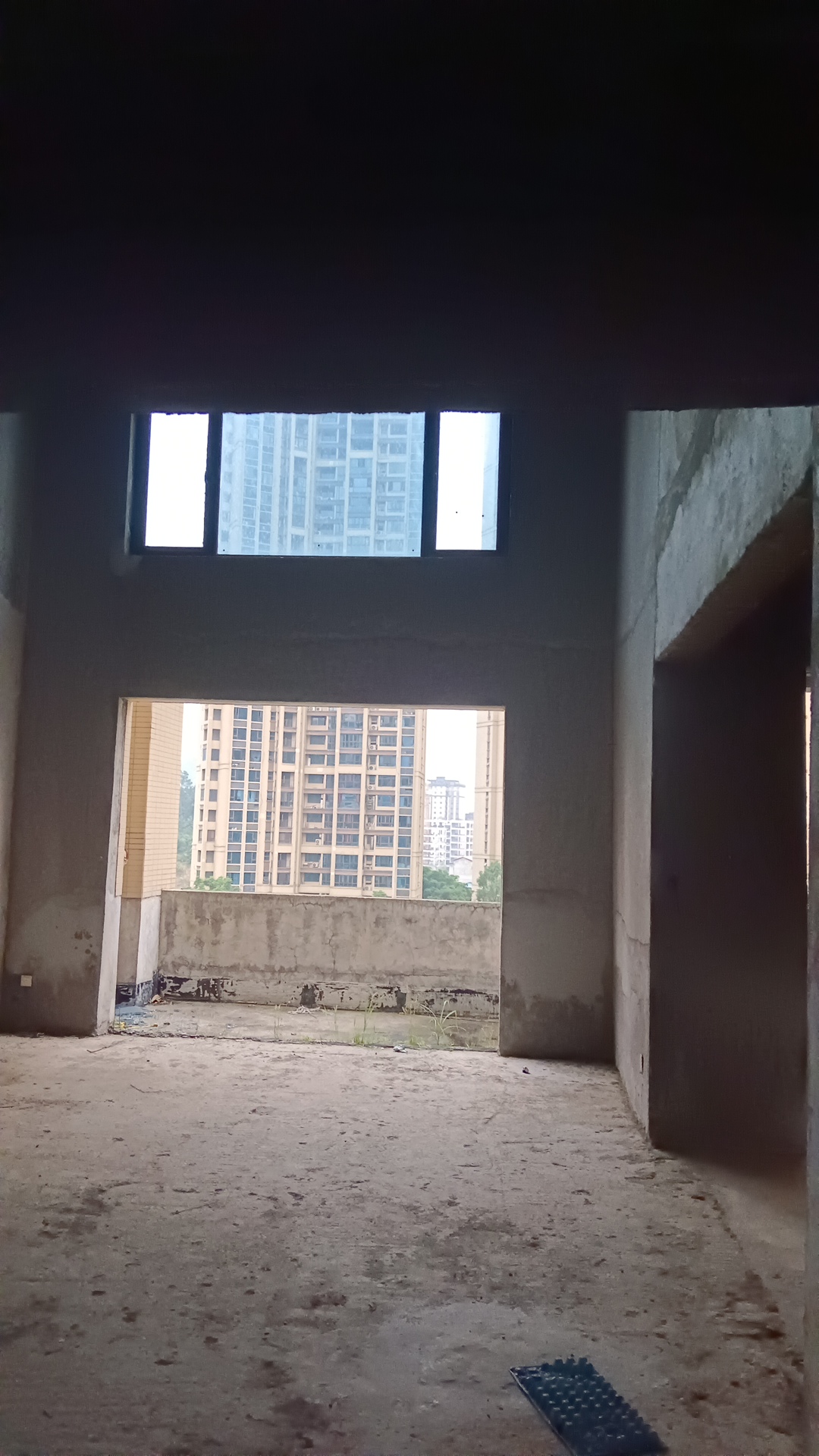 悦江山 6室2厅4卫 120.0万 悦江山 6室2厅4卫 120.0万客厅