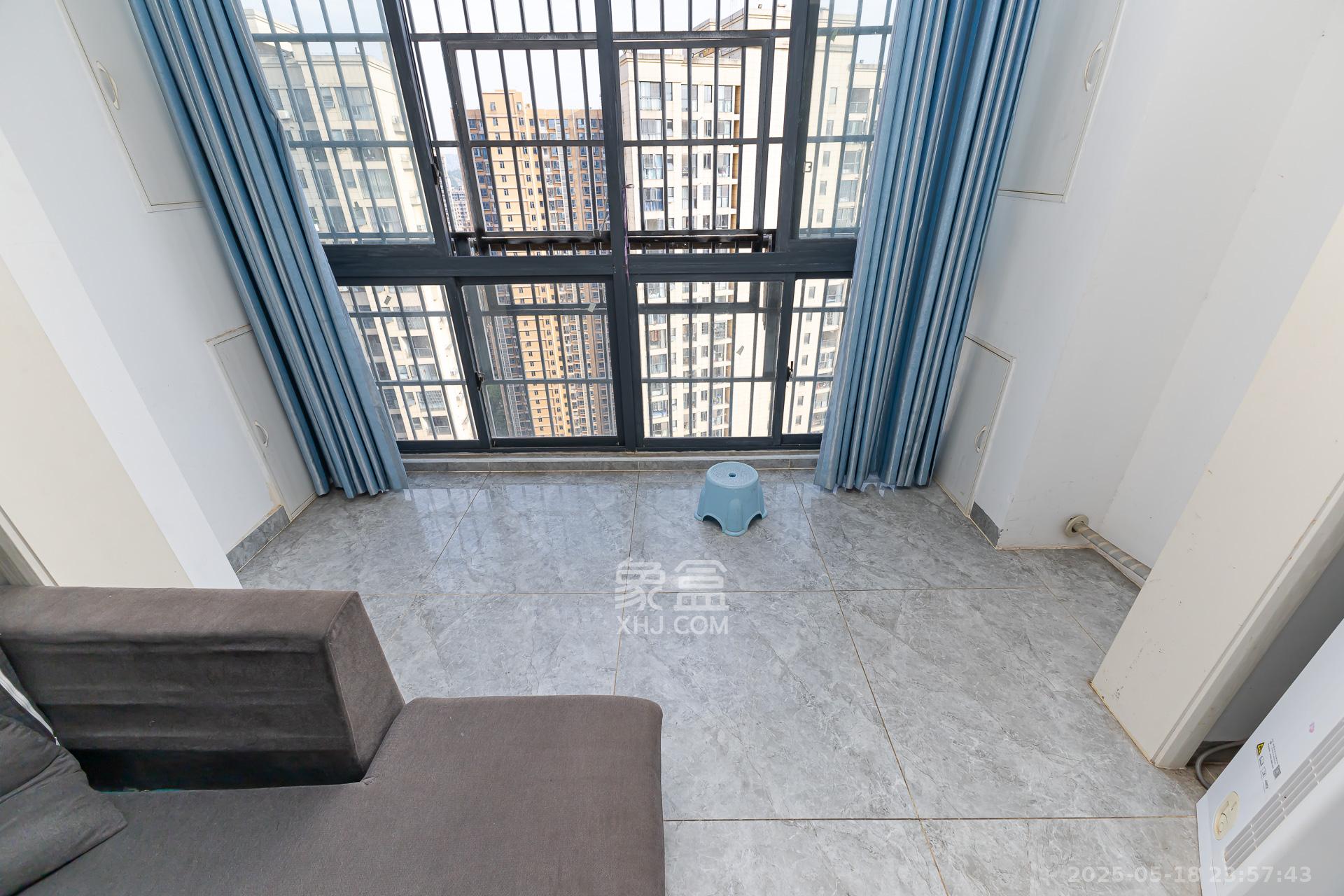 明发国际城  3室2厅1卫    80.0万阳台