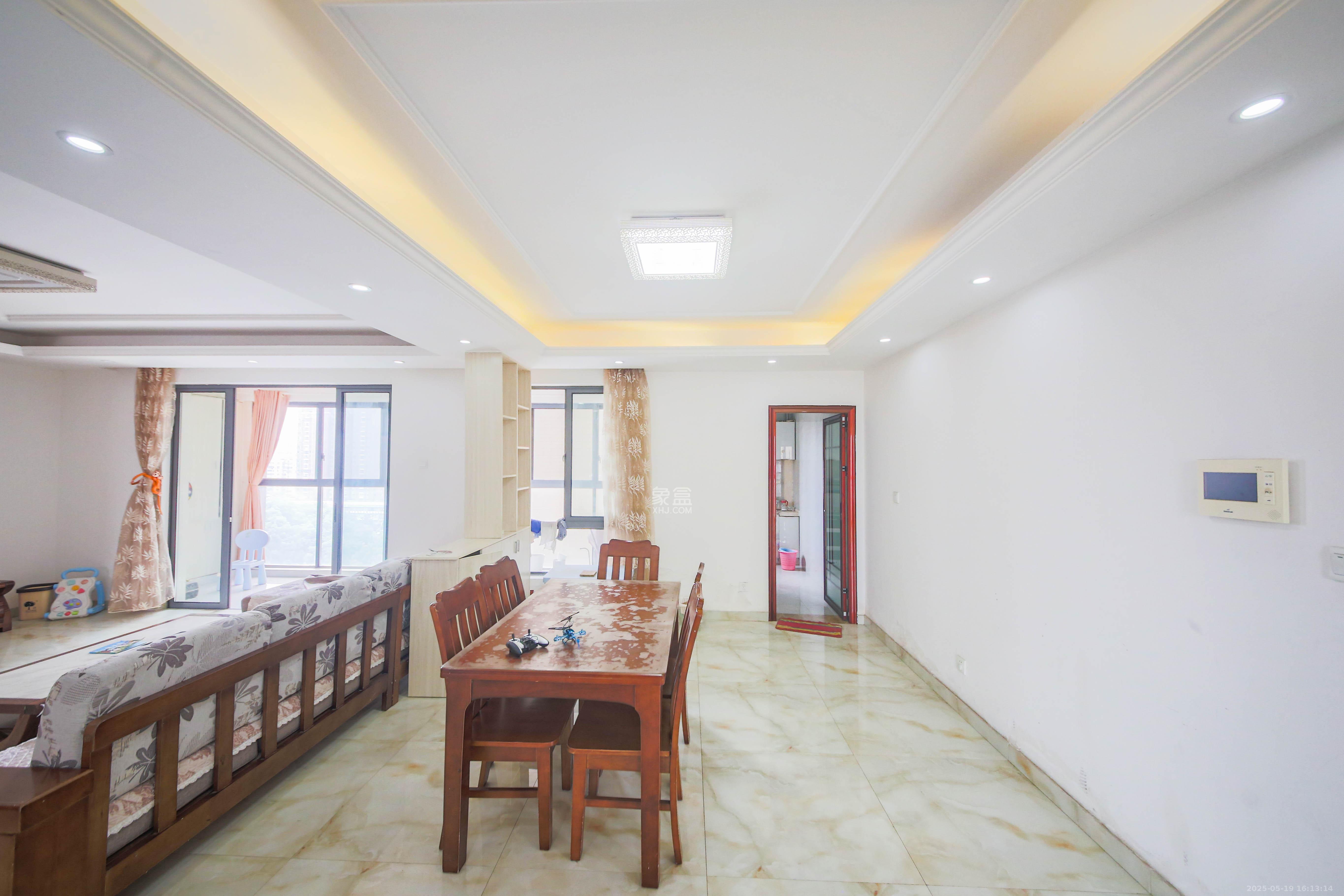 鑫远御文台一期 4室2厅2卫 130.0万 鑫远御文台一期 4室2厅2卫 130.0万客厅