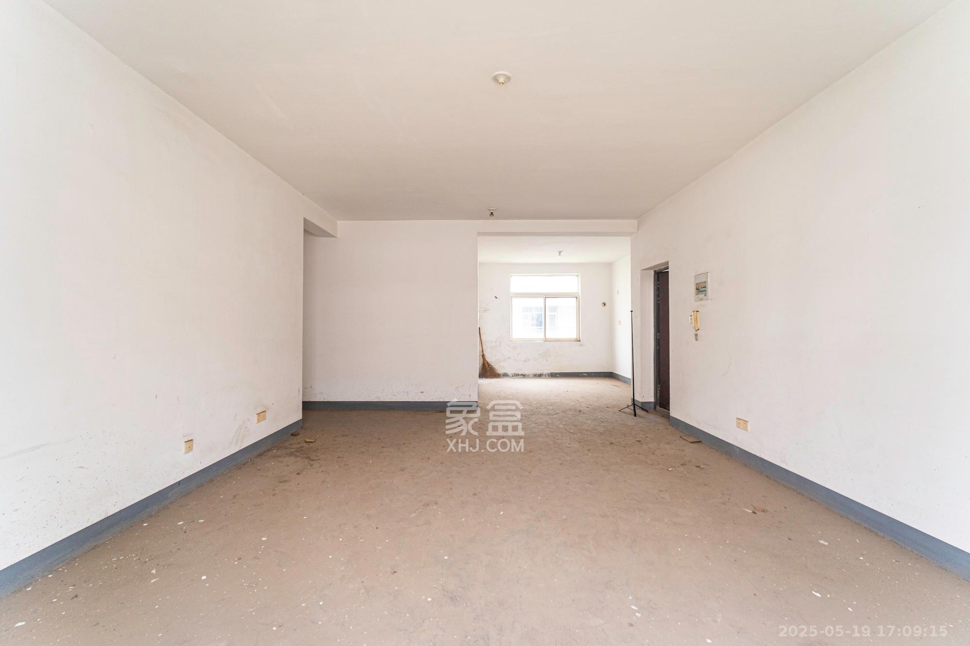 金岸教师公寓  4室2厅2卫    76.0万 金岸教师公寓  4室2厅2卫    76.0万客厅