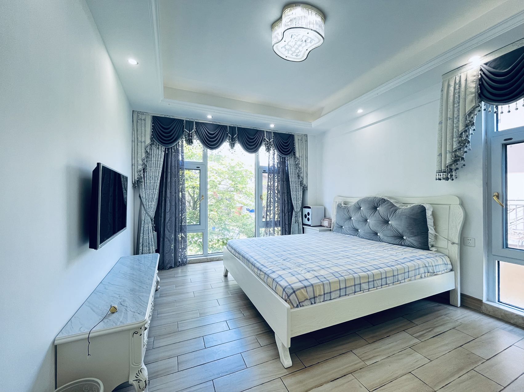 西海瑞园 6室2厅4卫 700.0万 西海瑞园 6室2厅4卫 700.0万客厅