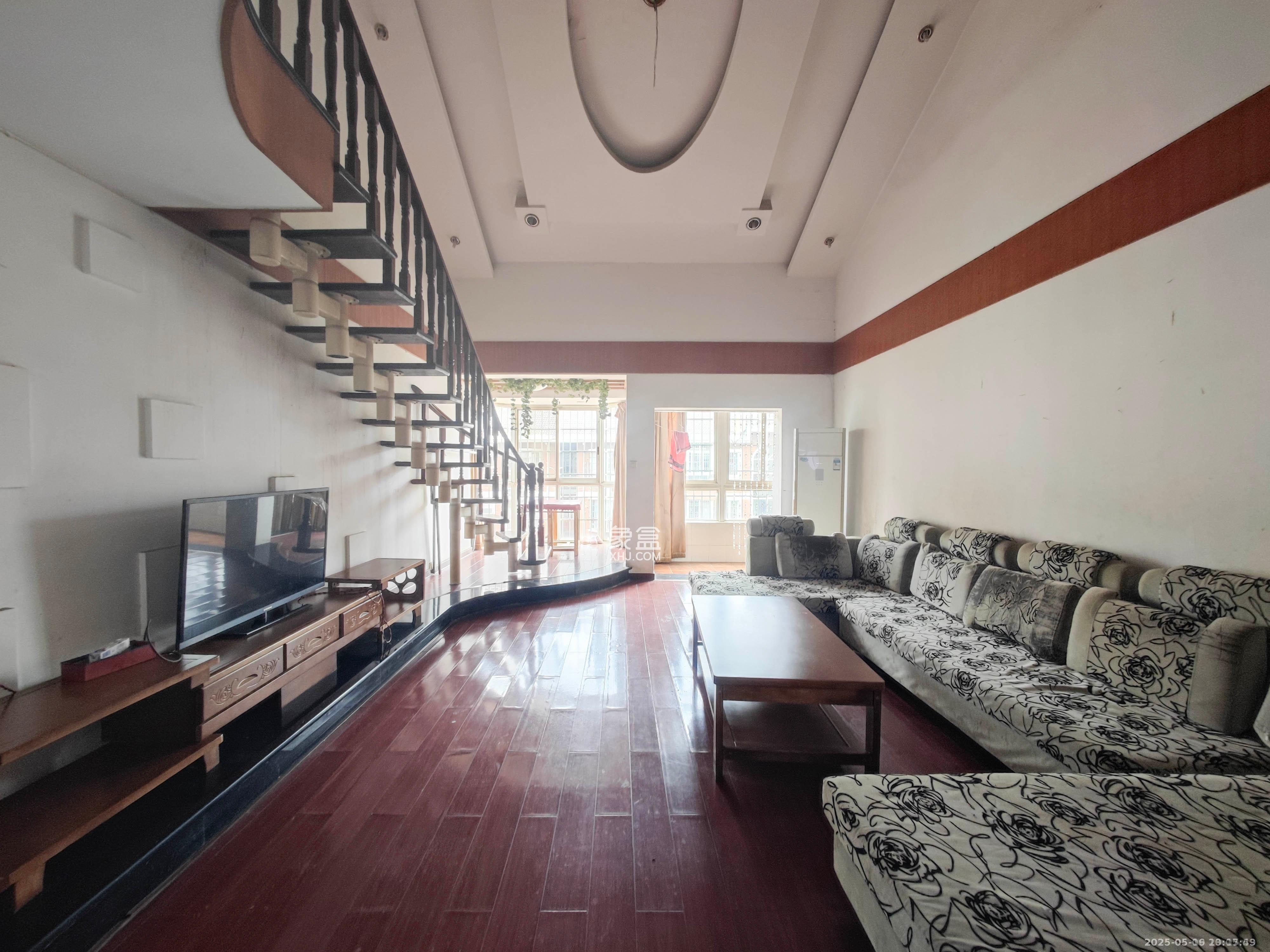 山水庭院  1室2厅1卫    1900.0元/月 山水庭院  1室2厅1卫    1900.0元/月室内图