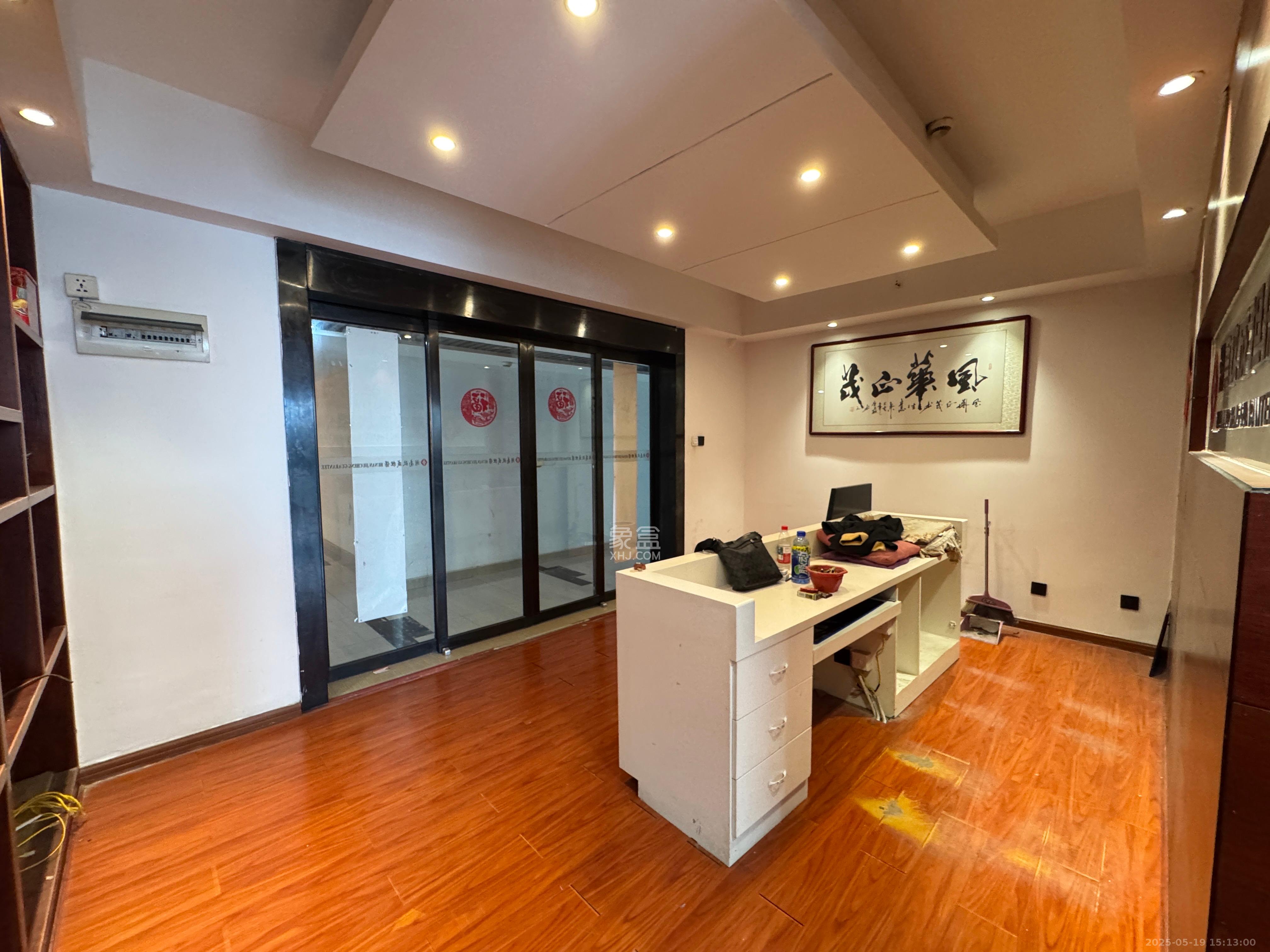 长房中庭国际(东郡华蓉广场) 4室1厅1卫 6800.0元/月 长房中庭国际(东郡华蓉广场) 4室1厅1卫 6800.0元/月室内图