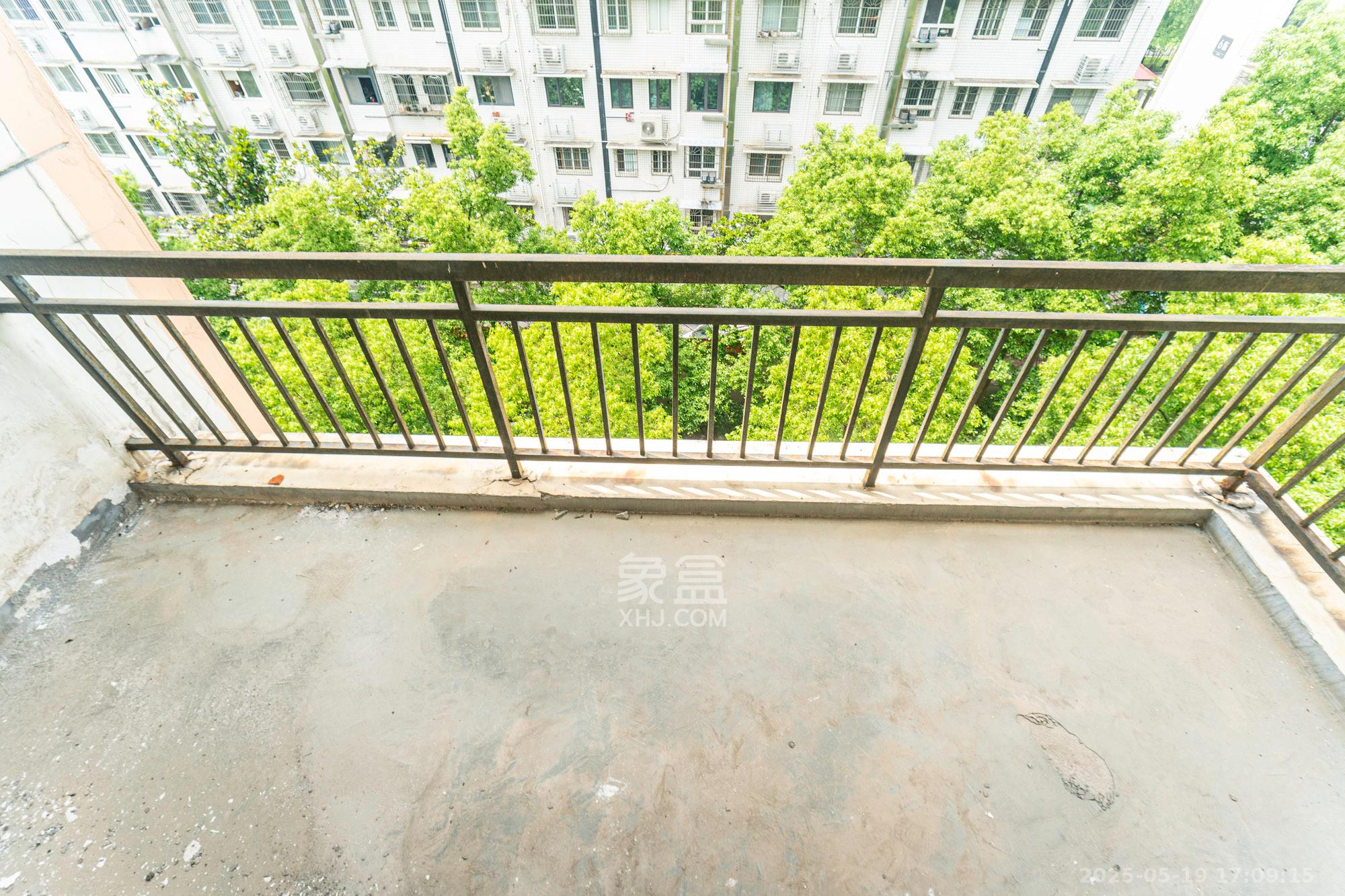 金岸教师公寓  4室2厅2卫    76.0万 金岸教师公寓  4室2厅2卫    76.0万阳台