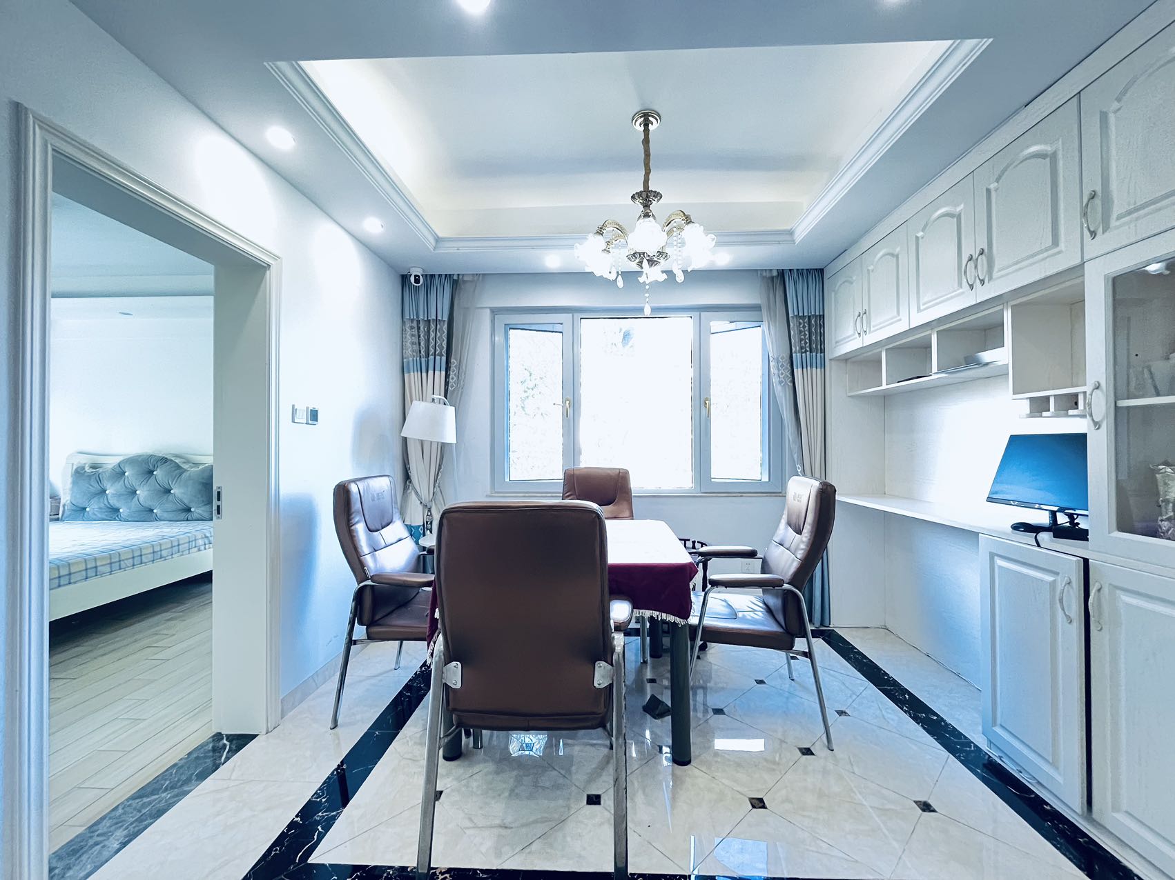 西海瑞园 6室2厅4卫 700.0万 西海瑞园 6室2厅4卫 700.0万客厅