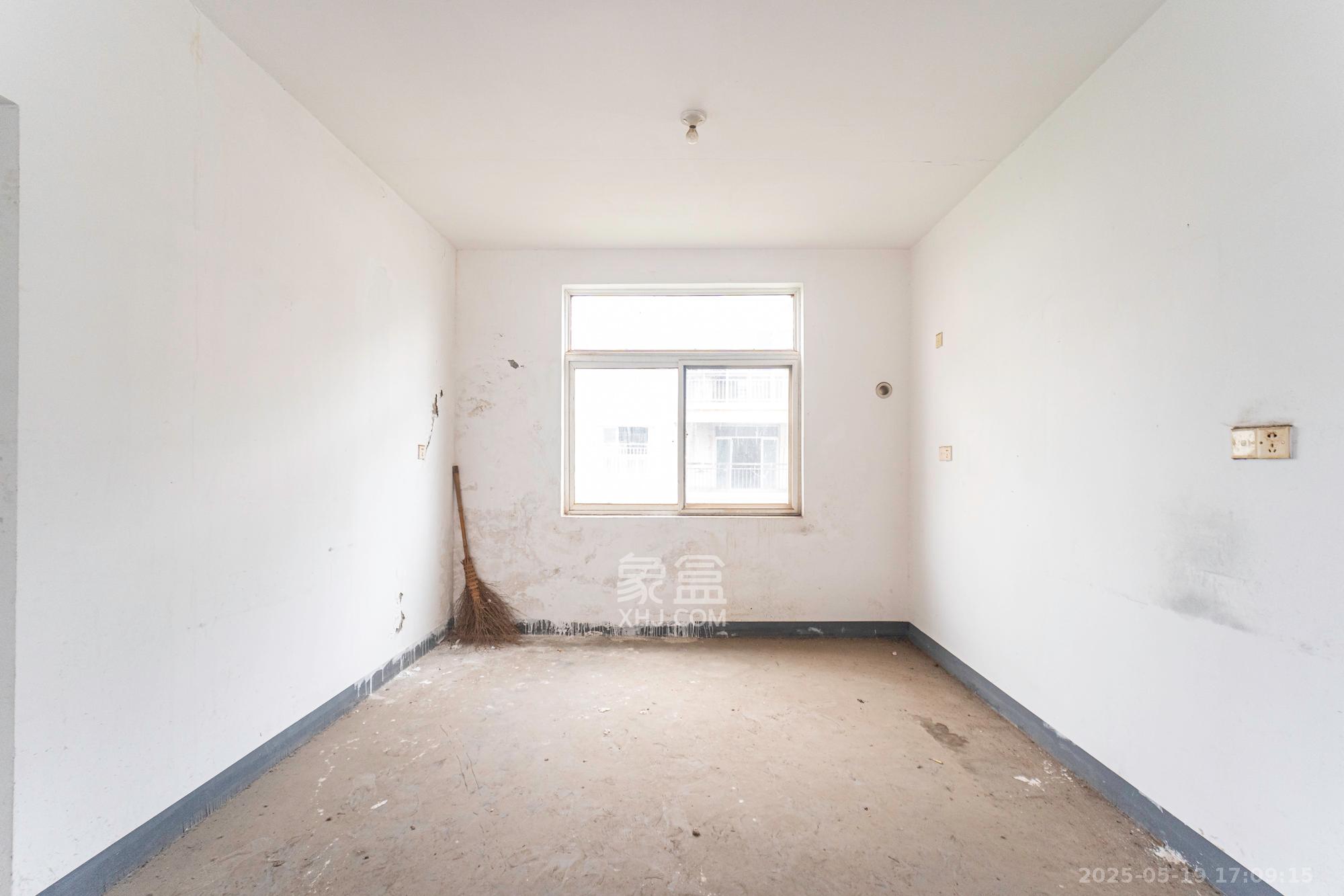 金岸教师公寓  4室2厅2卫    76.0万 金岸教师公寓  4室2厅2卫    76.0万客厅