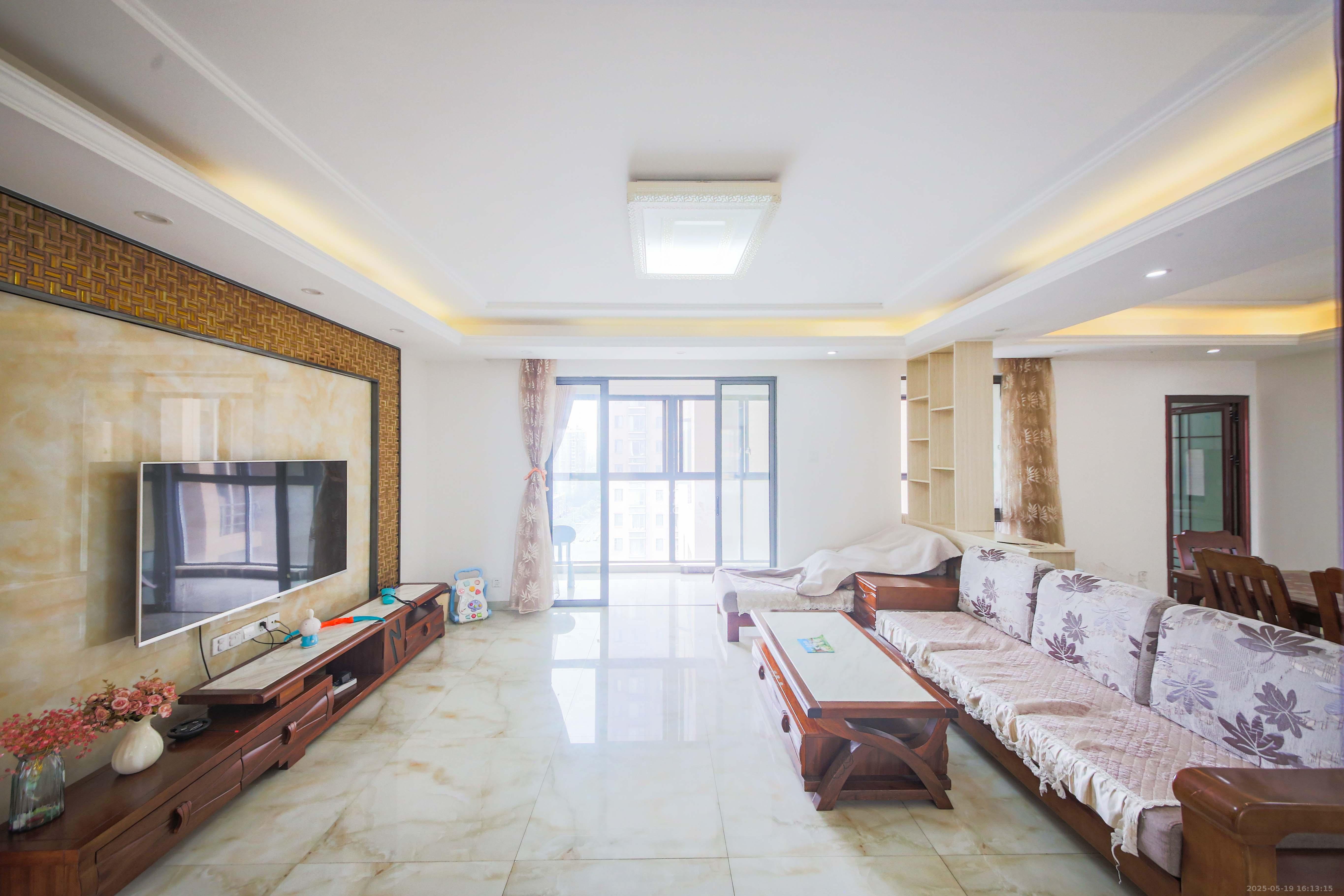 鑫远御文台一期 4室2厅2卫 130.0万 鑫远御文台一期 4室2厅2卫 130.0万客厅