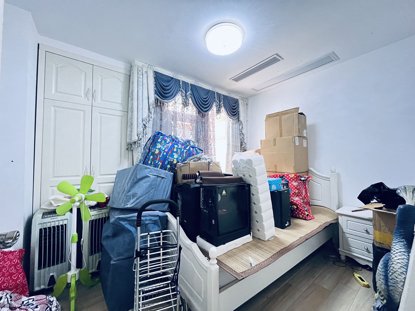 西海瑞园 6室2厅4卫 700.0万 西海瑞园 6室2厅4卫 700.0万客厅