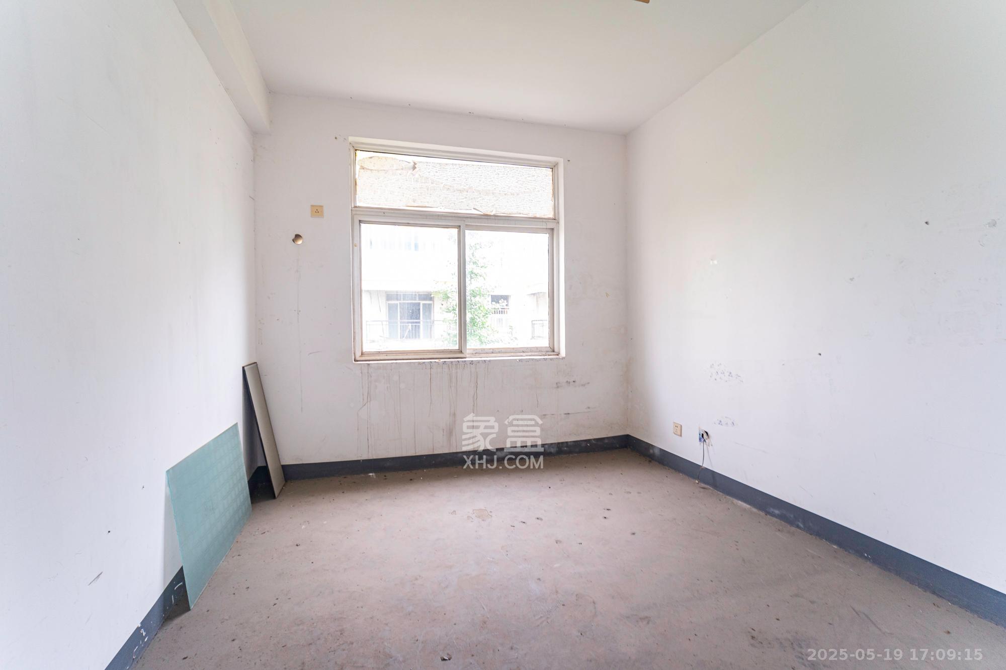 金岸教师公寓  4室2厅2卫    76.0万 金岸教师公寓  4室2厅2卫    76.0万卧室