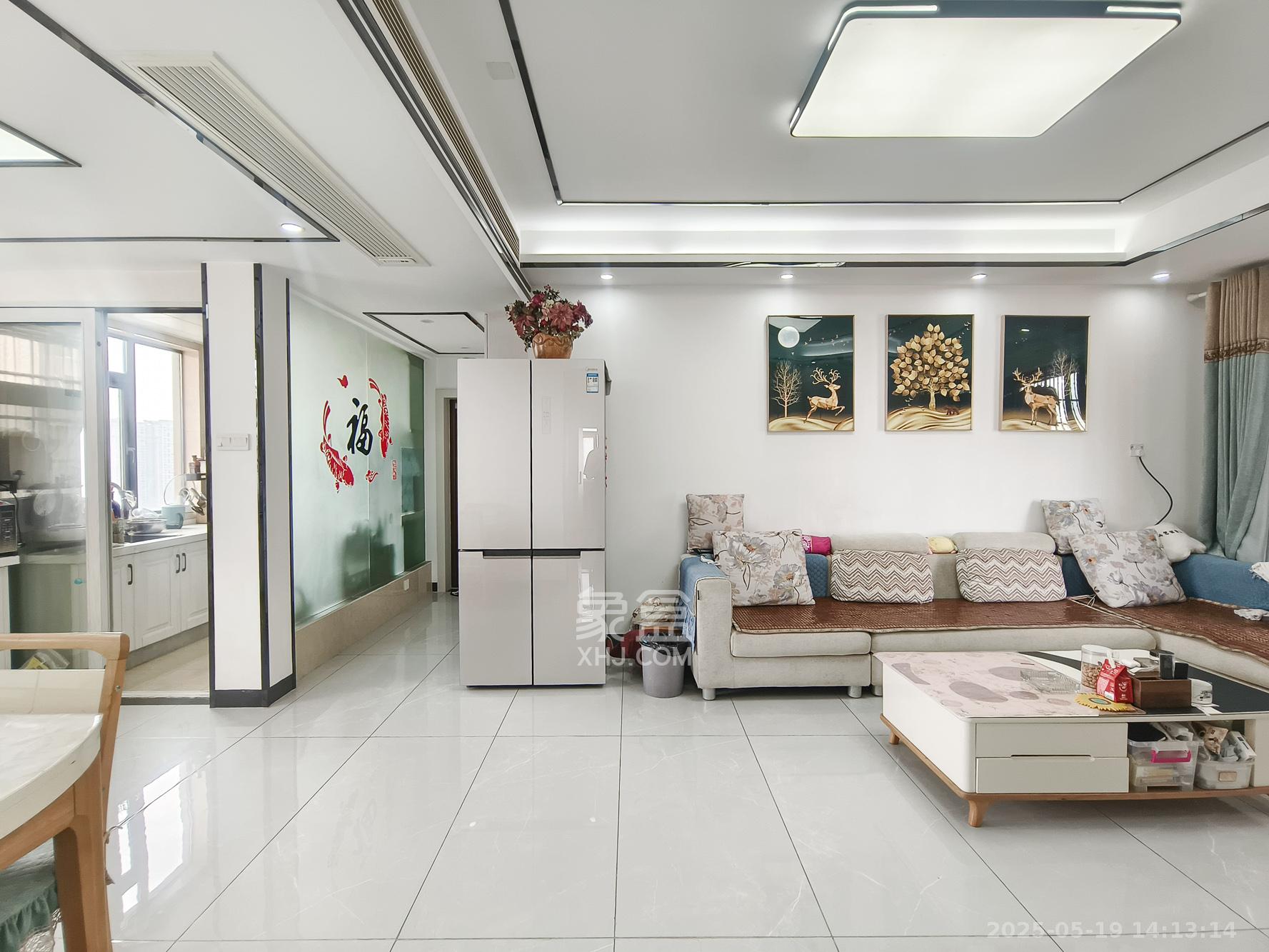 月亮湾草莓街区一、二期 4室2厅2卫 85.0万 月亮湾草莓街区一、二期 4室2厅2卫 85.0万客厅