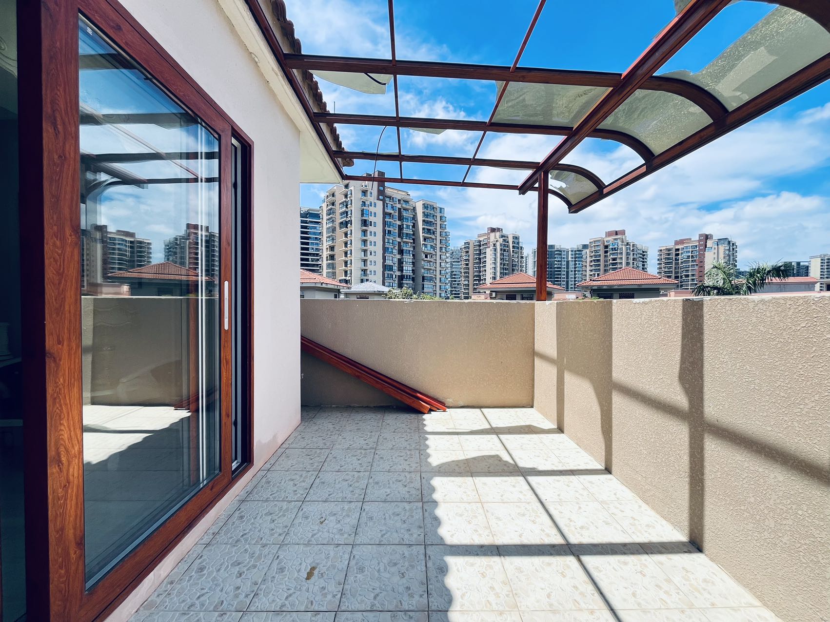 西海瑞园 6室2厅4卫 700.0万 西海瑞园 6室2厅4卫 700.0万客厅