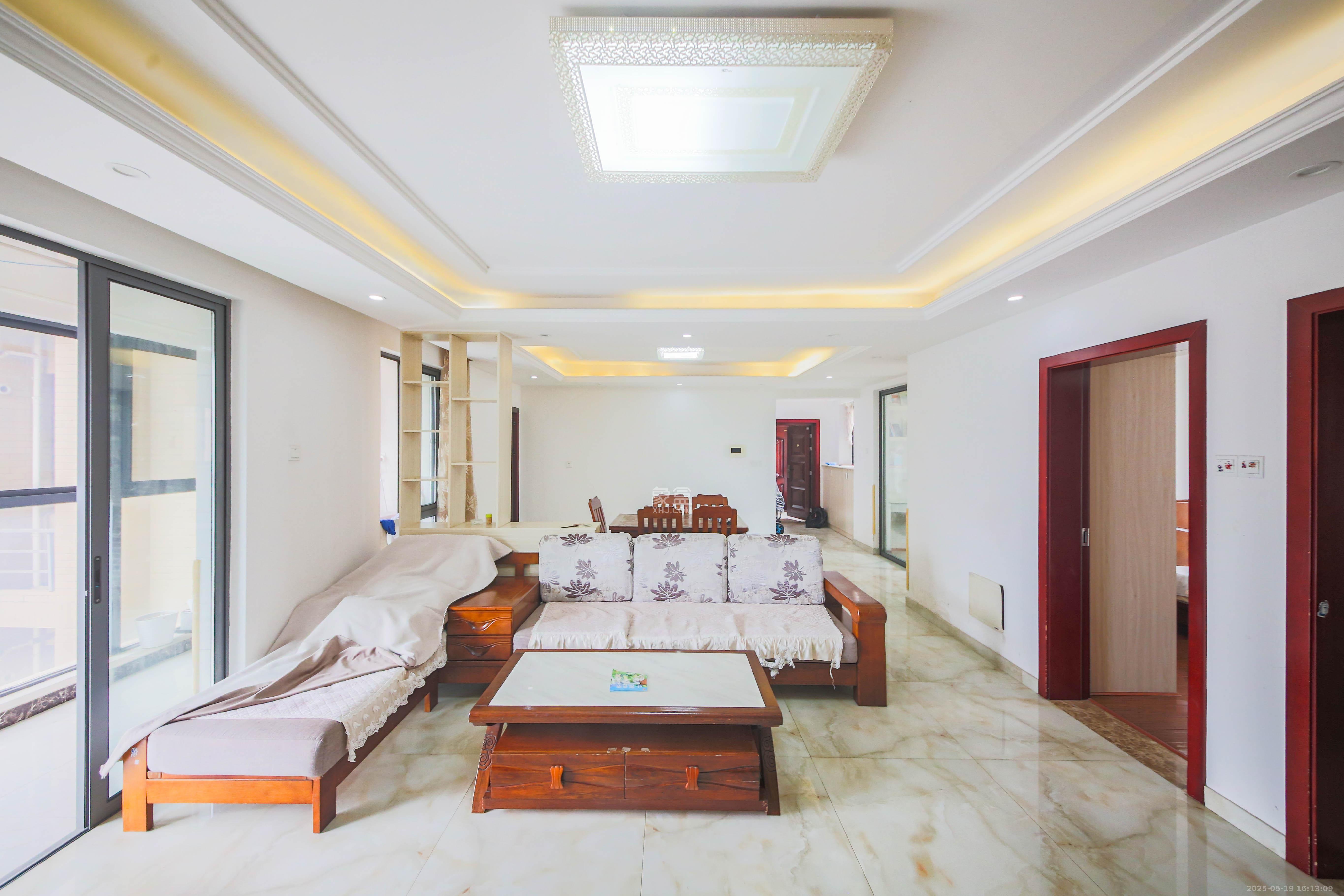 鑫远御文台一期 4室2厅2卫 130.0万 鑫远御文台一期 4室2厅2卫 130.0万客厅