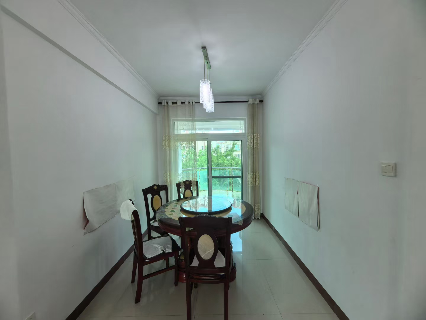 天上人间  3室2厅2卫    150.0万 天上人间  3室2厅2卫    150.0万客厅