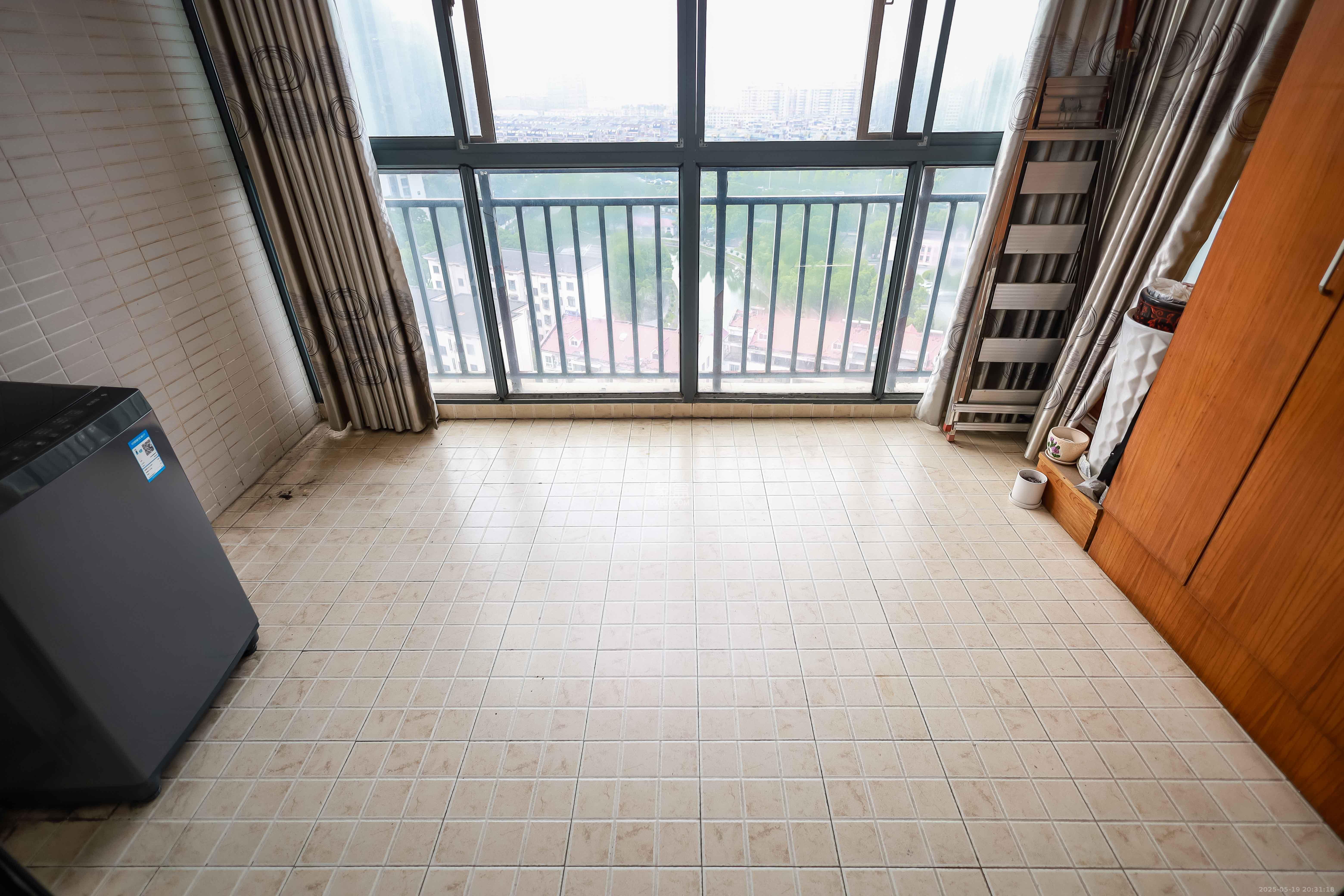 莱茵城 2室2厅1卫 66.0万 莱茵城 2室2厅1卫 66.0万阳台