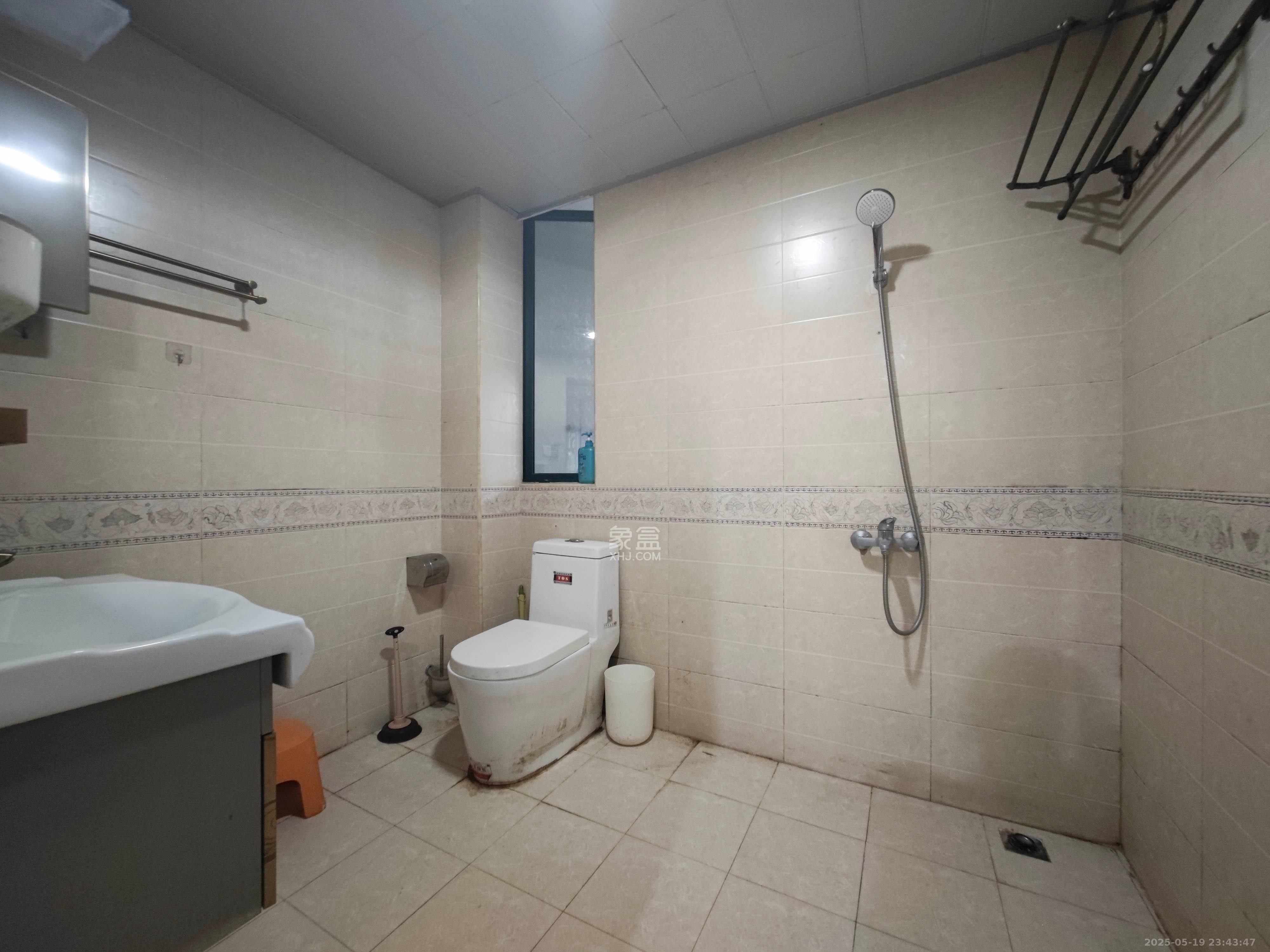 华盛世纪新城  4室2厅1卫    108.0万 华盛世纪新城  4室2厅1卫    108.0万卫生间