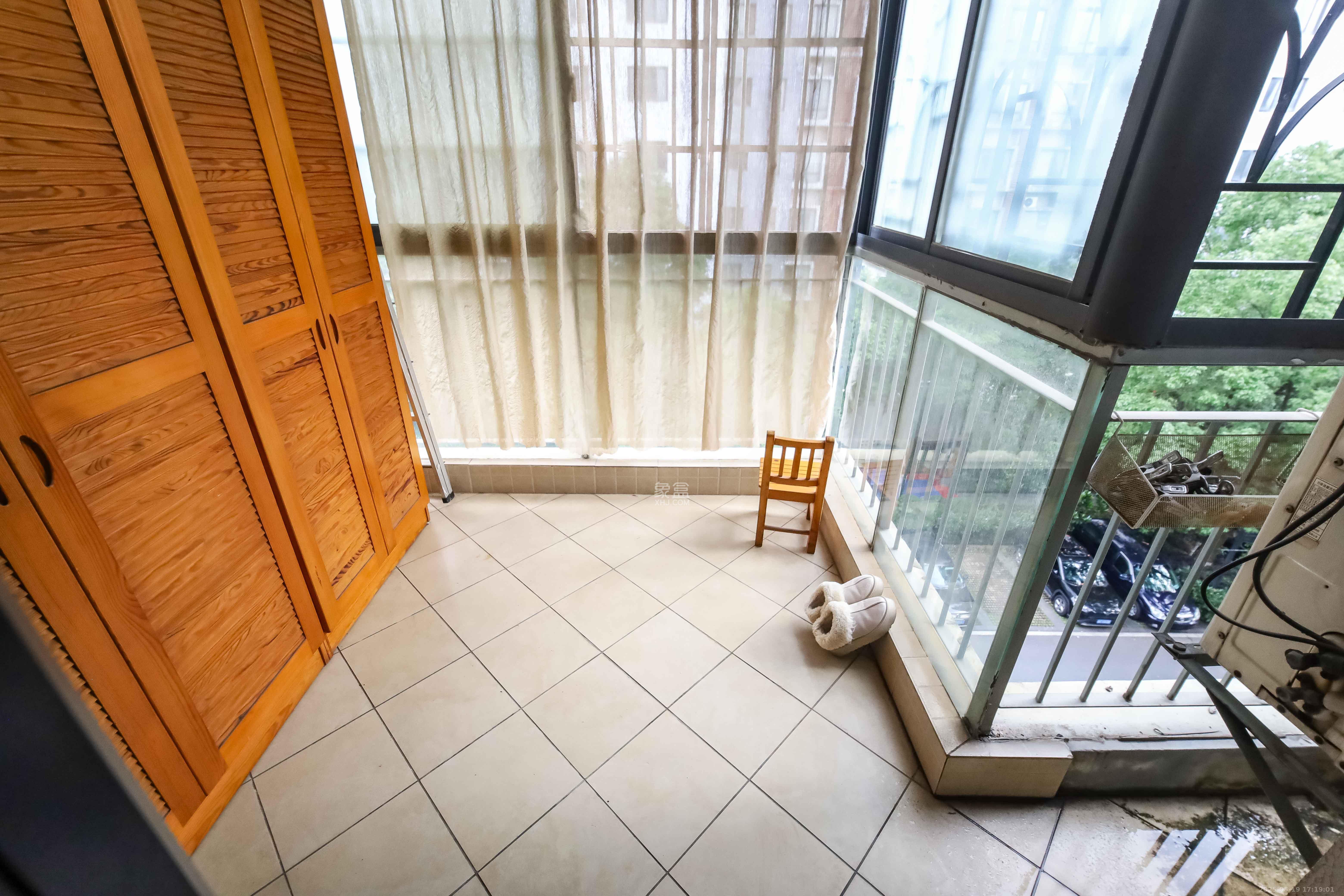 西街花园  4室2厅2卫   148.00万阳台