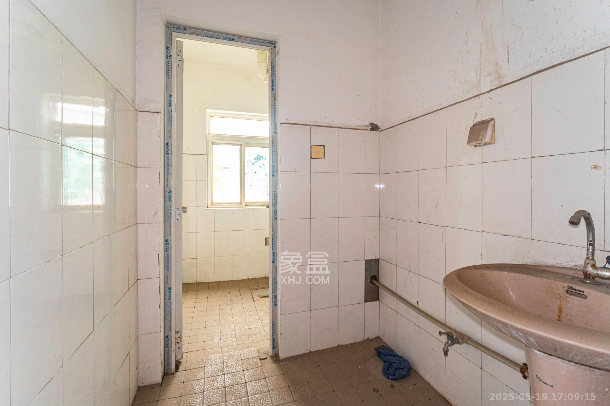 金岸教师公寓  4室2厅2卫    76.0万 金岸教师公寓  4室2厅2卫    76.0万卫生间