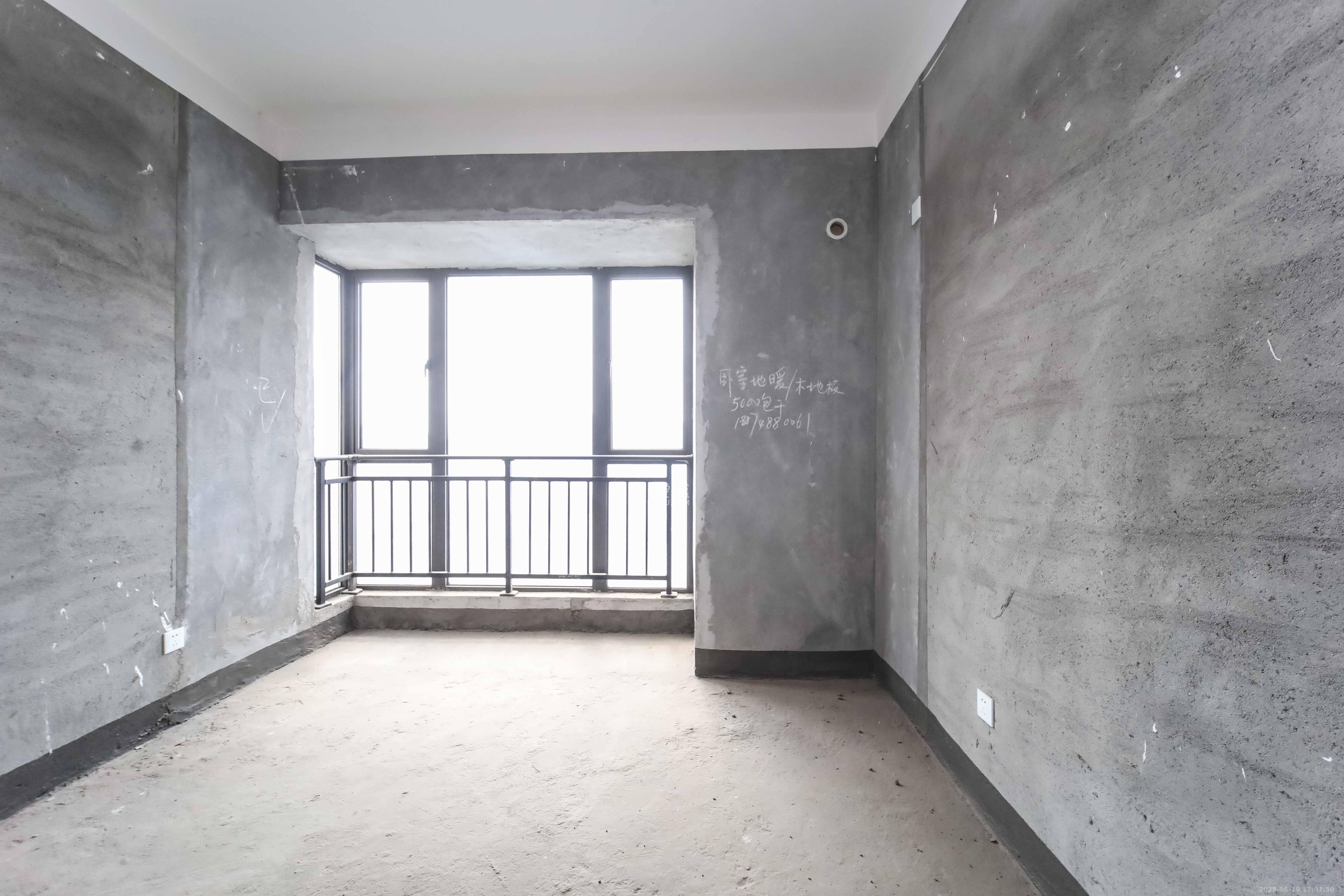 湘域熙岸  3室2厅2卫    155.0万 湘域熙岸  3室2厅2卫    155.0万卧室