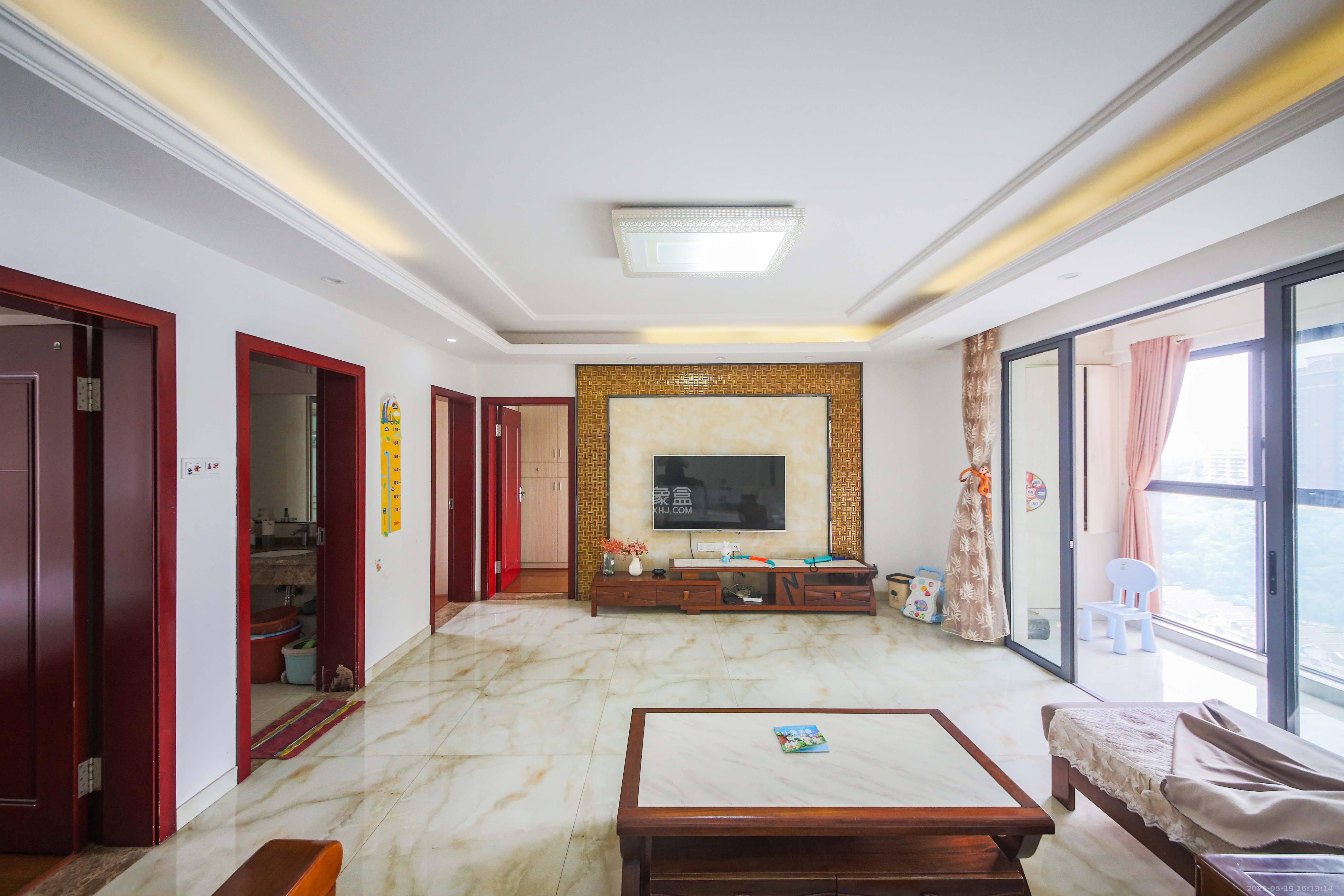 鑫远御文台一期 4室2厅2卫 130.0万 鑫远御文台一期 4室2厅2卫 130.0万客厅