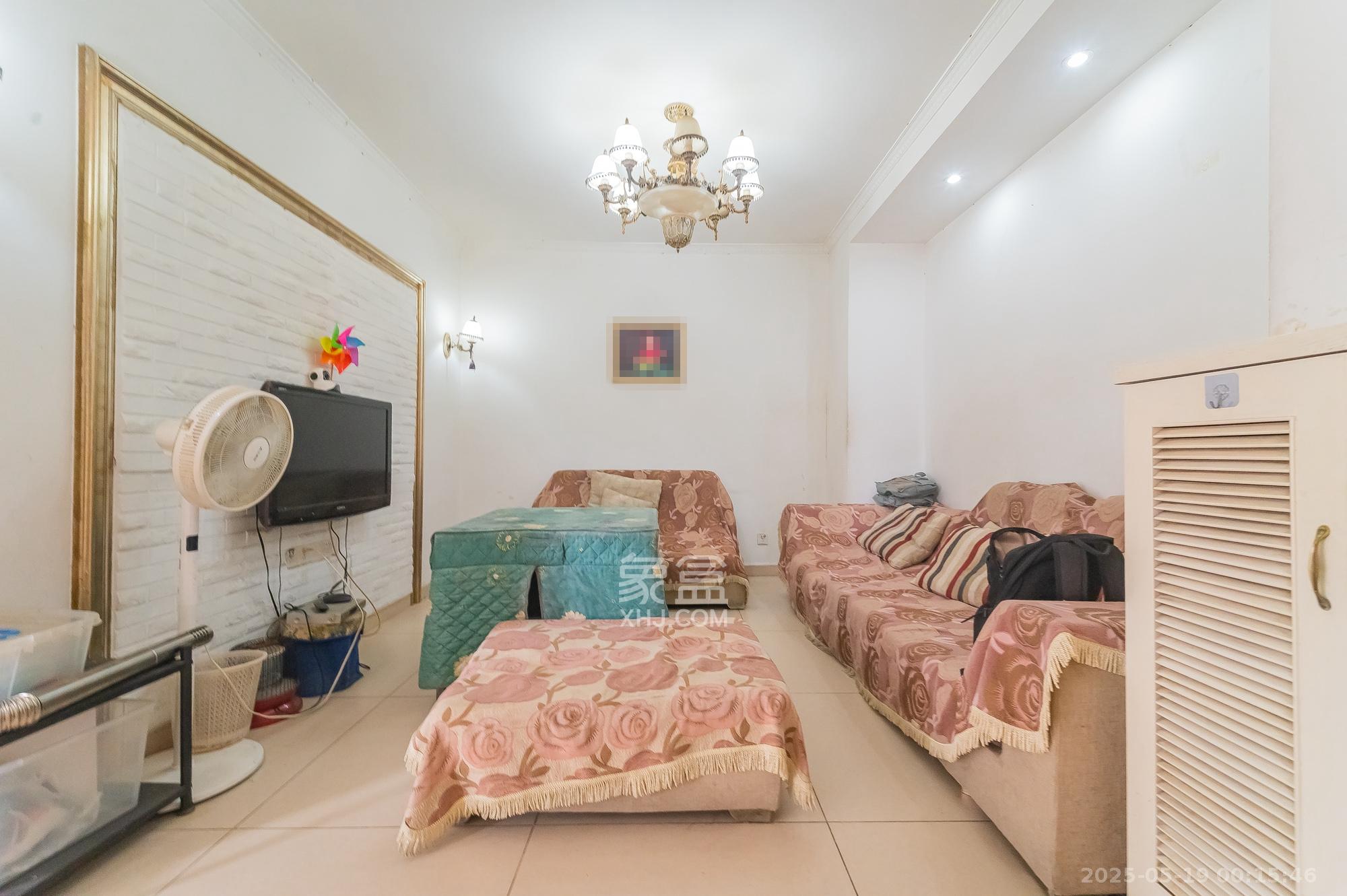 佳美星城 2室2厅1卫 43.8万 佳美星城 2室2厅1卫 43.8万客厅