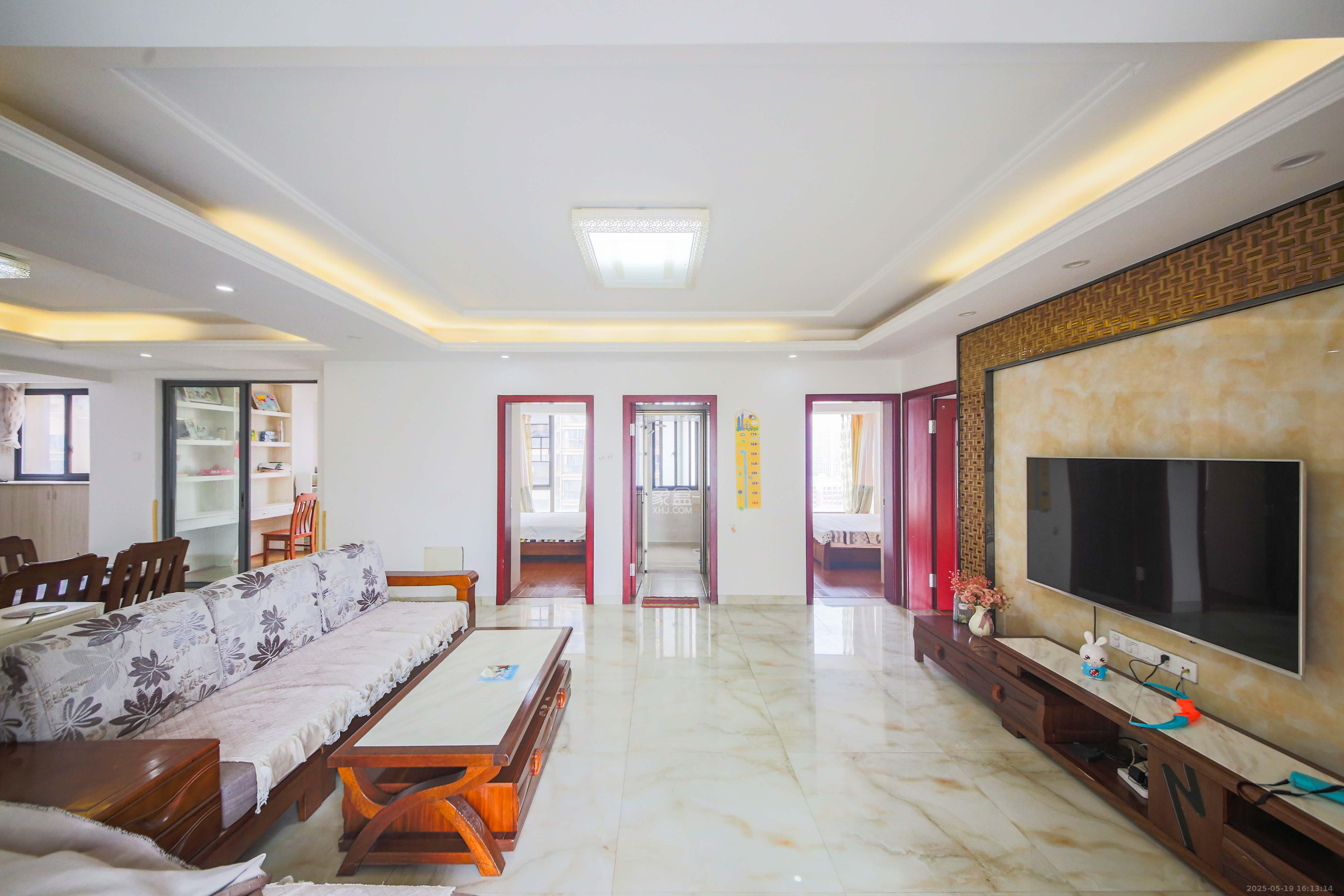 鑫远御文台一期 4室2厅2卫 130.0万 鑫远御文台一期 4室2厅2卫 130.0万客厅