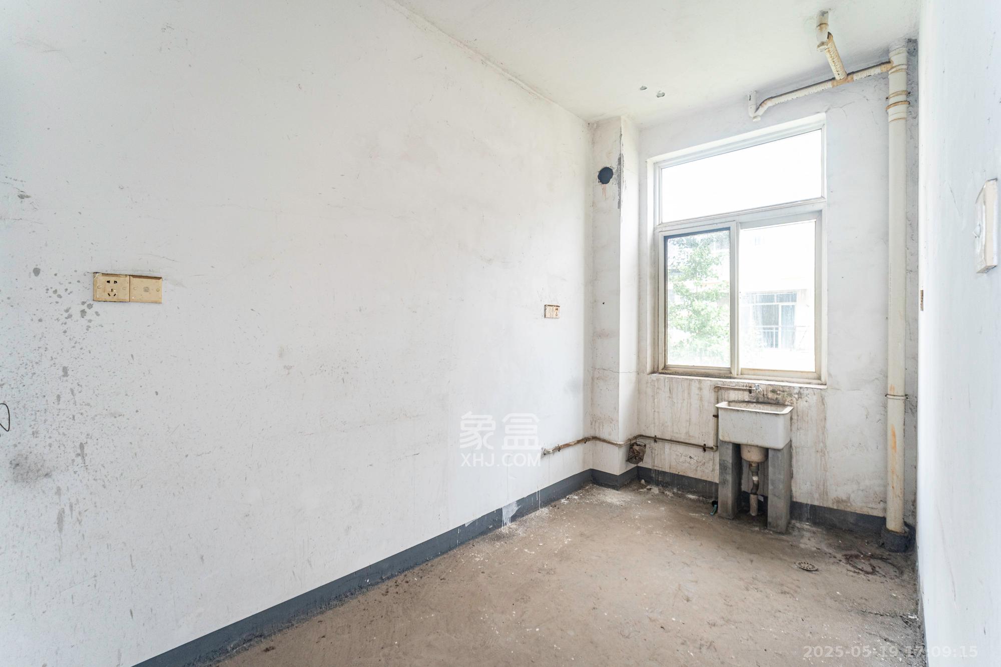 金岸教师公寓  4室2厅2卫    76.0万 金岸教师公寓  4室2厅2卫    76.0万厨房