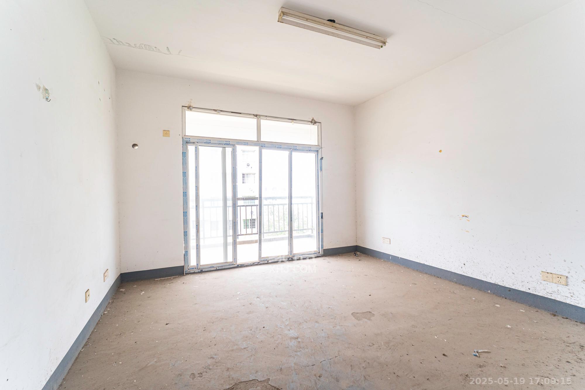 金岸教师公寓  4室2厅2卫    76.0万 金岸教师公寓  4室2厅2卫    76.0万卧室