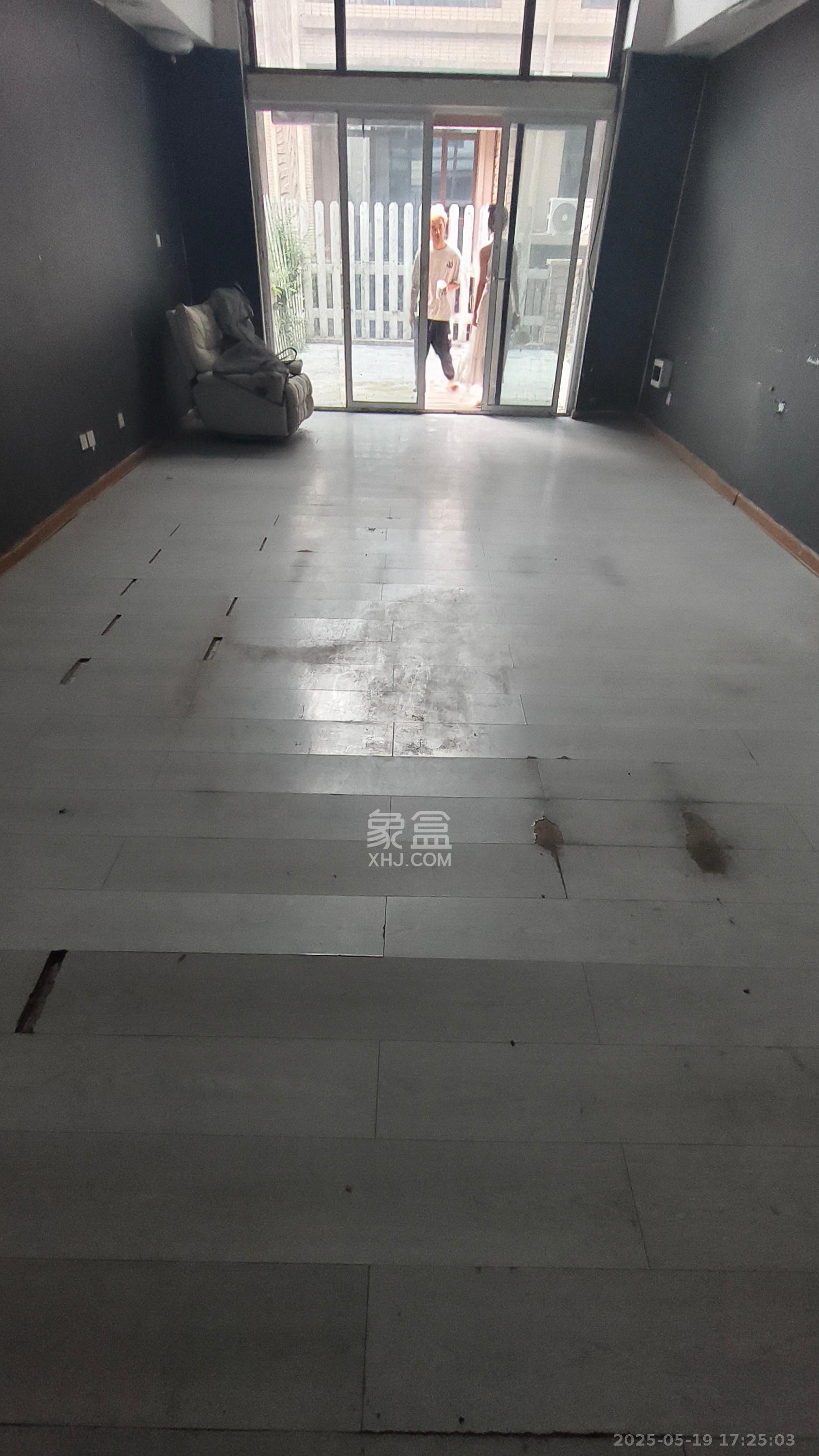 盈峰翠邸 5室2厅2卫 2600.0元/月 盈峰翠邸 5室2厅2卫 2600.0元/月室内图