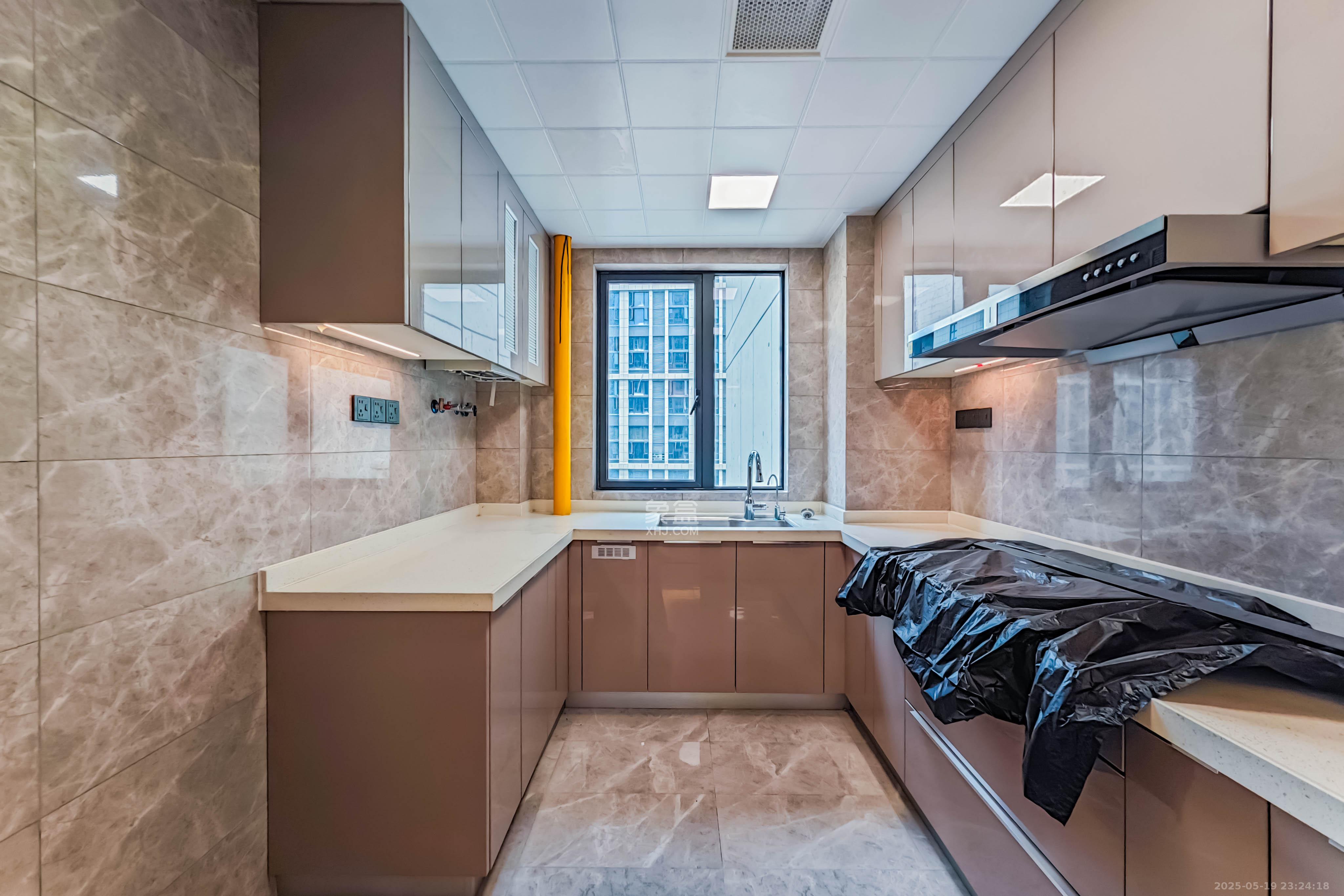 旭辉雨花郡  4室2厅2卫    216.0万 旭辉雨花郡  4室2厅2卫    216.0万厨房