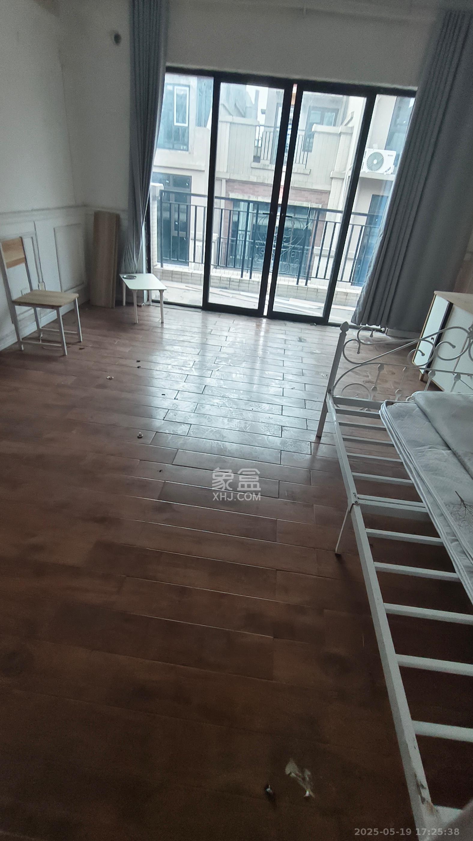 盈峰翠邸 5室2厅2卫 2600.0元/月 盈峰翠邸 5室2厅2卫 2600.0元/月室内图