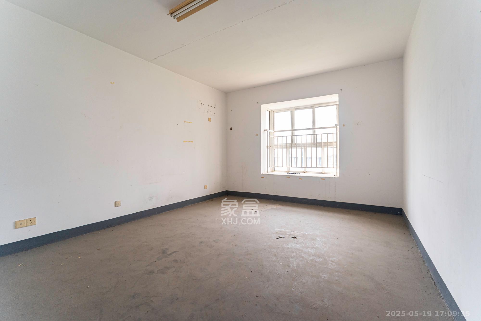 金岸教师公寓  4室2厅2卫    76.0万 金岸教师公寓  4室2厅2卫    76.0万卧室