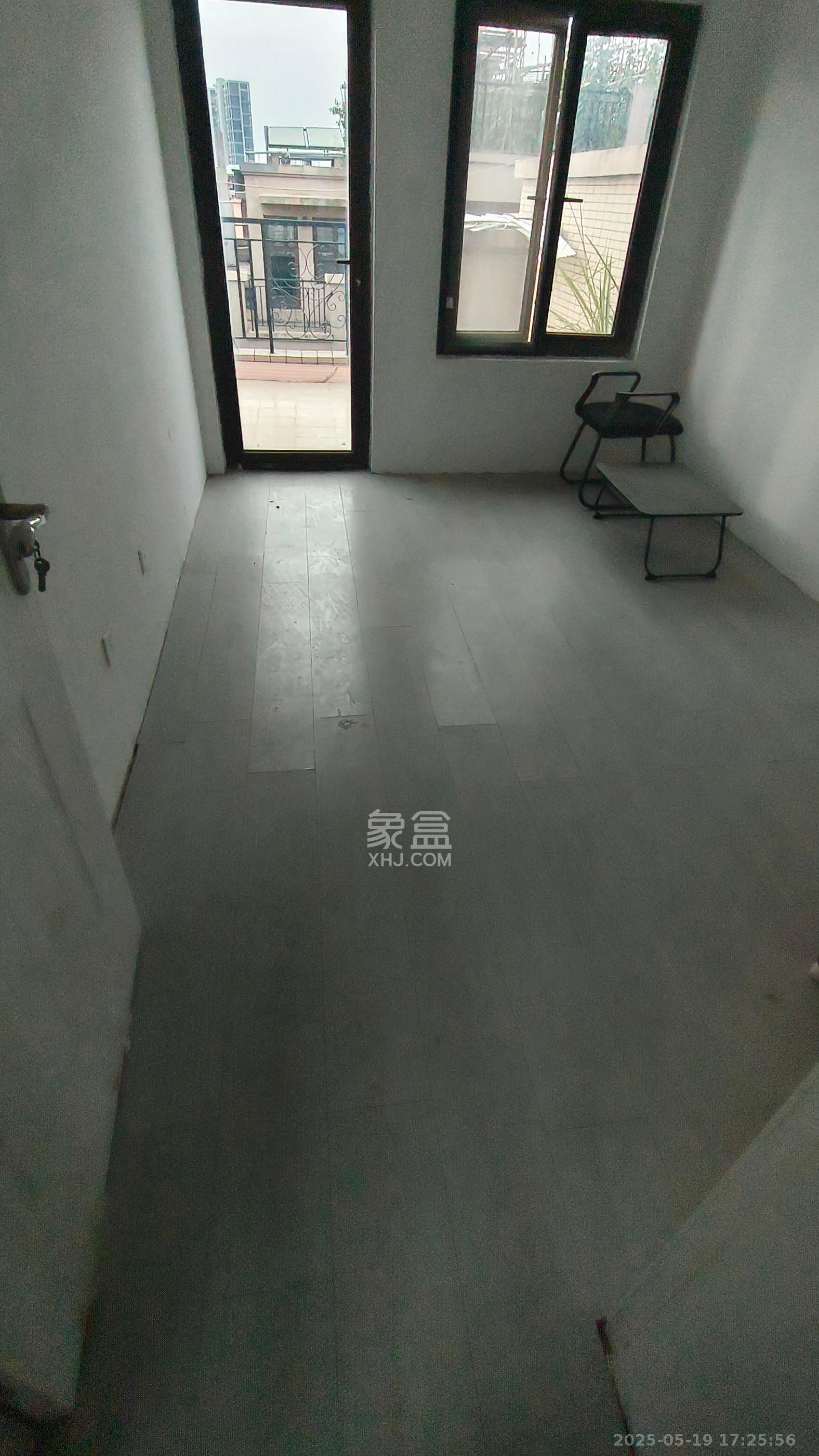 盈峰翠邸 5室2厅2卫 2600.0元/月 盈峰翠邸 5室2厅2卫 2600.0元/月室内图