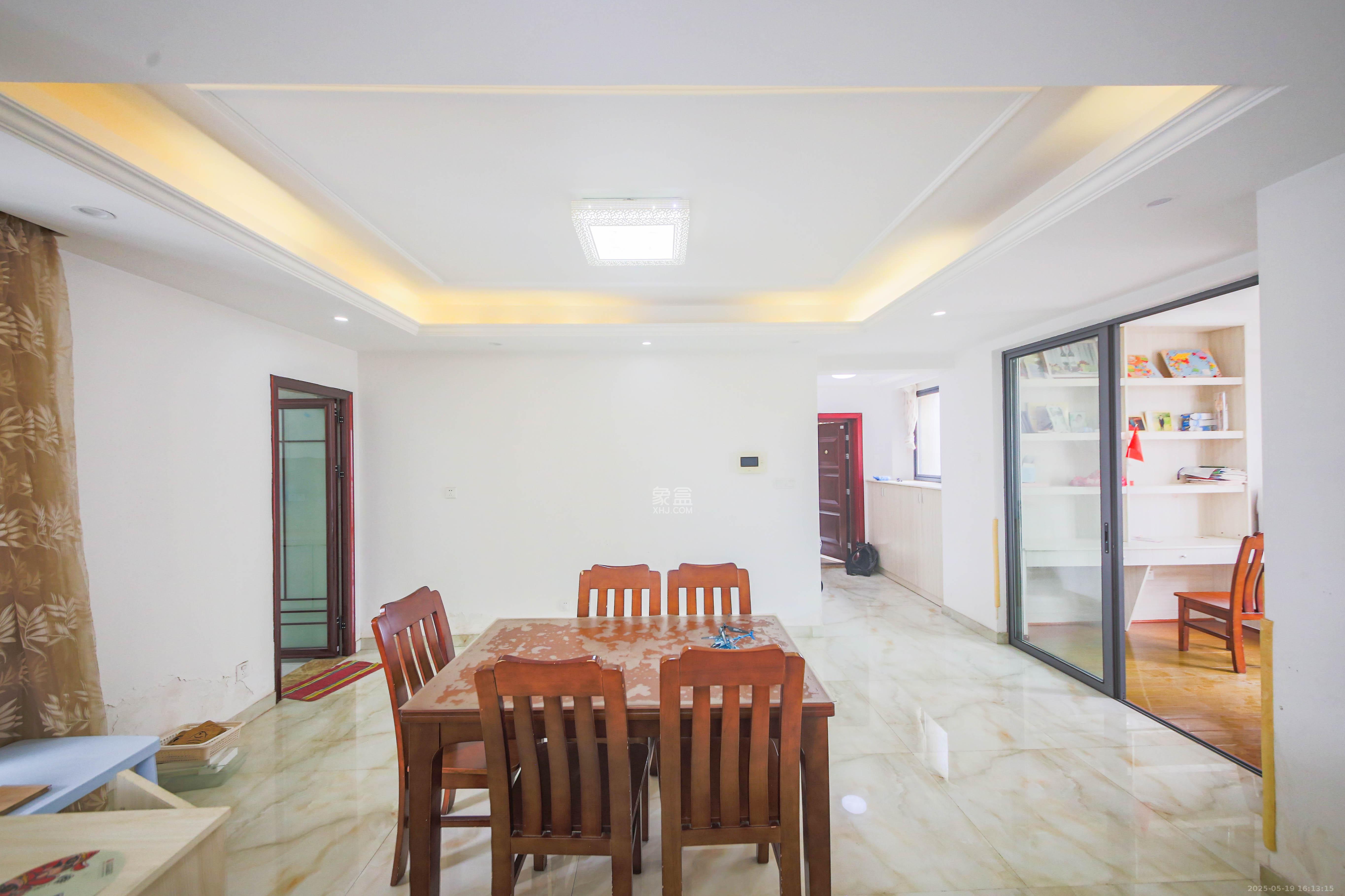 鑫远御文台一期 4室2厅2卫 130.0万 鑫远御文台一期 4室2厅2卫 130.0万客厅