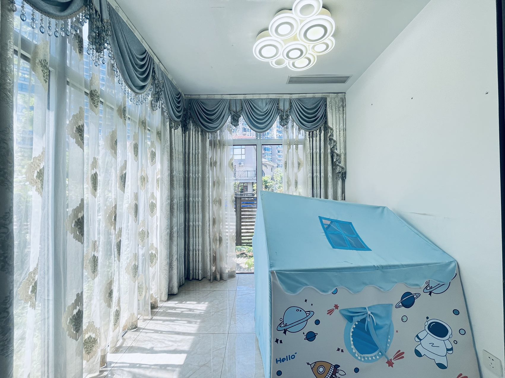 西海瑞园 6室2厅4卫 700.0万 西海瑞园 6室2厅4卫 700.0万客厅