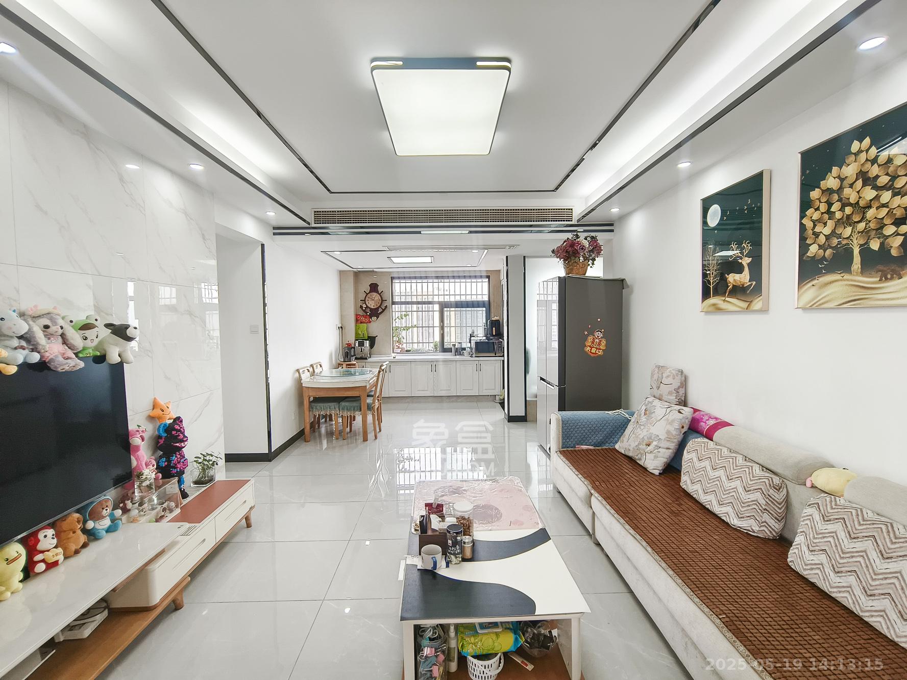 月亮湾草莓街区一、二期 4室2厅2卫 85.0万 月亮湾草莓街区一、二期 4室2厅2卫 85.0万客厅