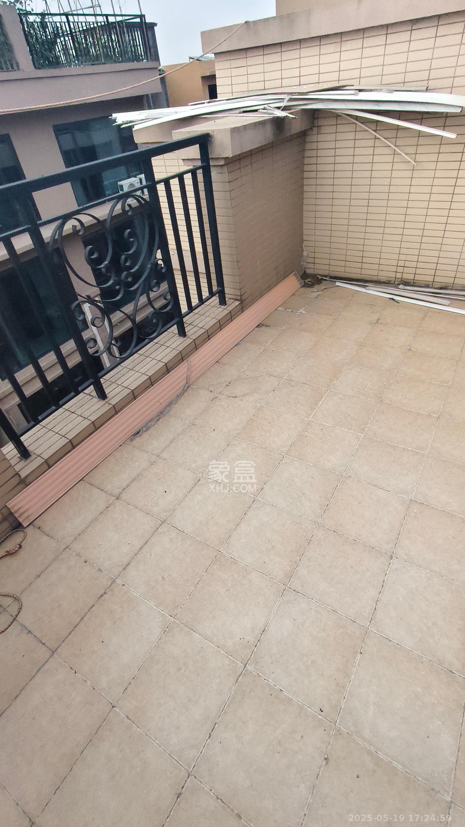 盈峰翠邸 5室2厅2卫 2600.0元/月 盈峰翠邸 5室2厅2卫 2600.0元/月室内图