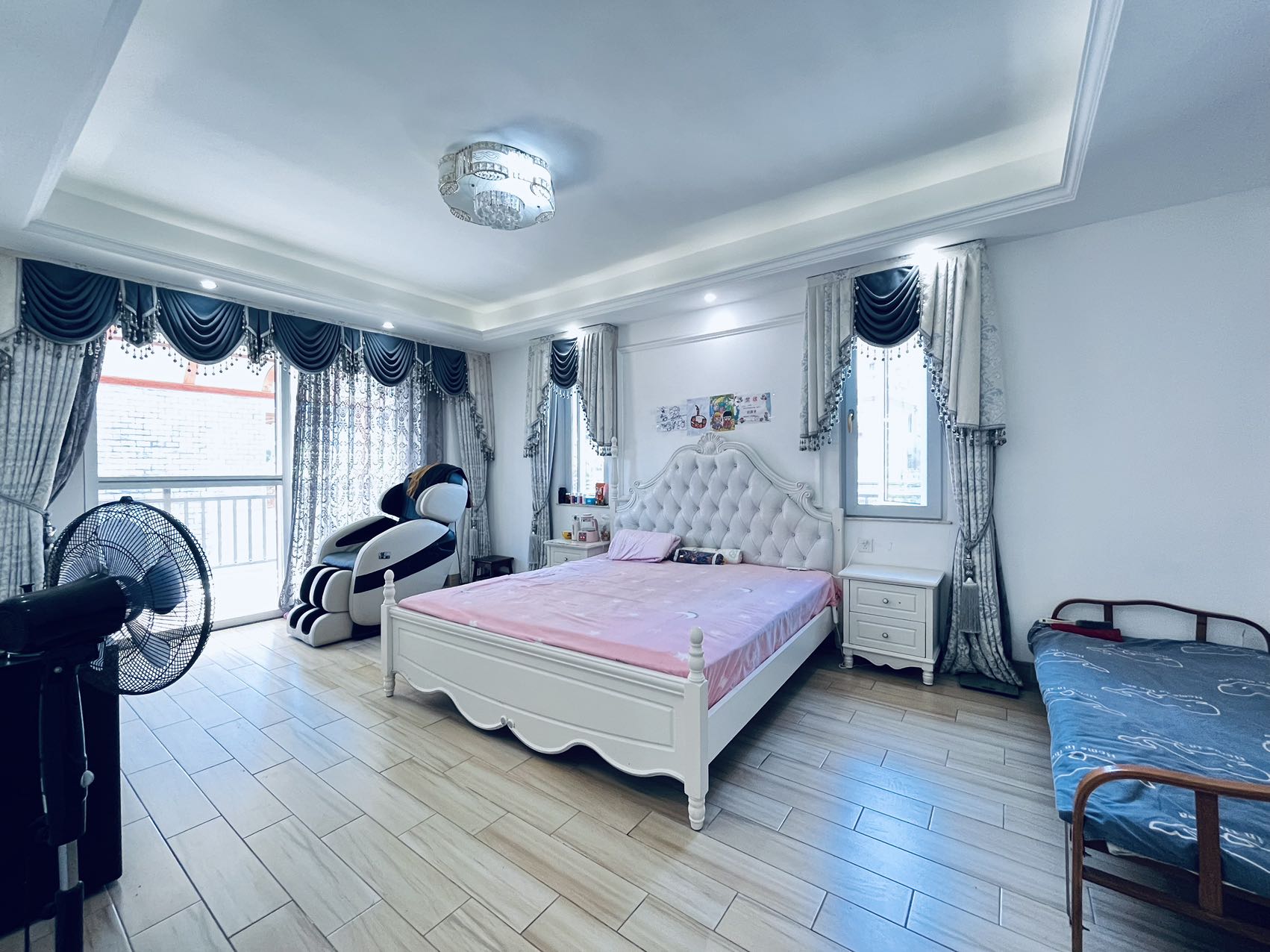 西海瑞园 6室2厅4卫 700.0万 西海瑞园 6室2厅4卫 700.0万客厅