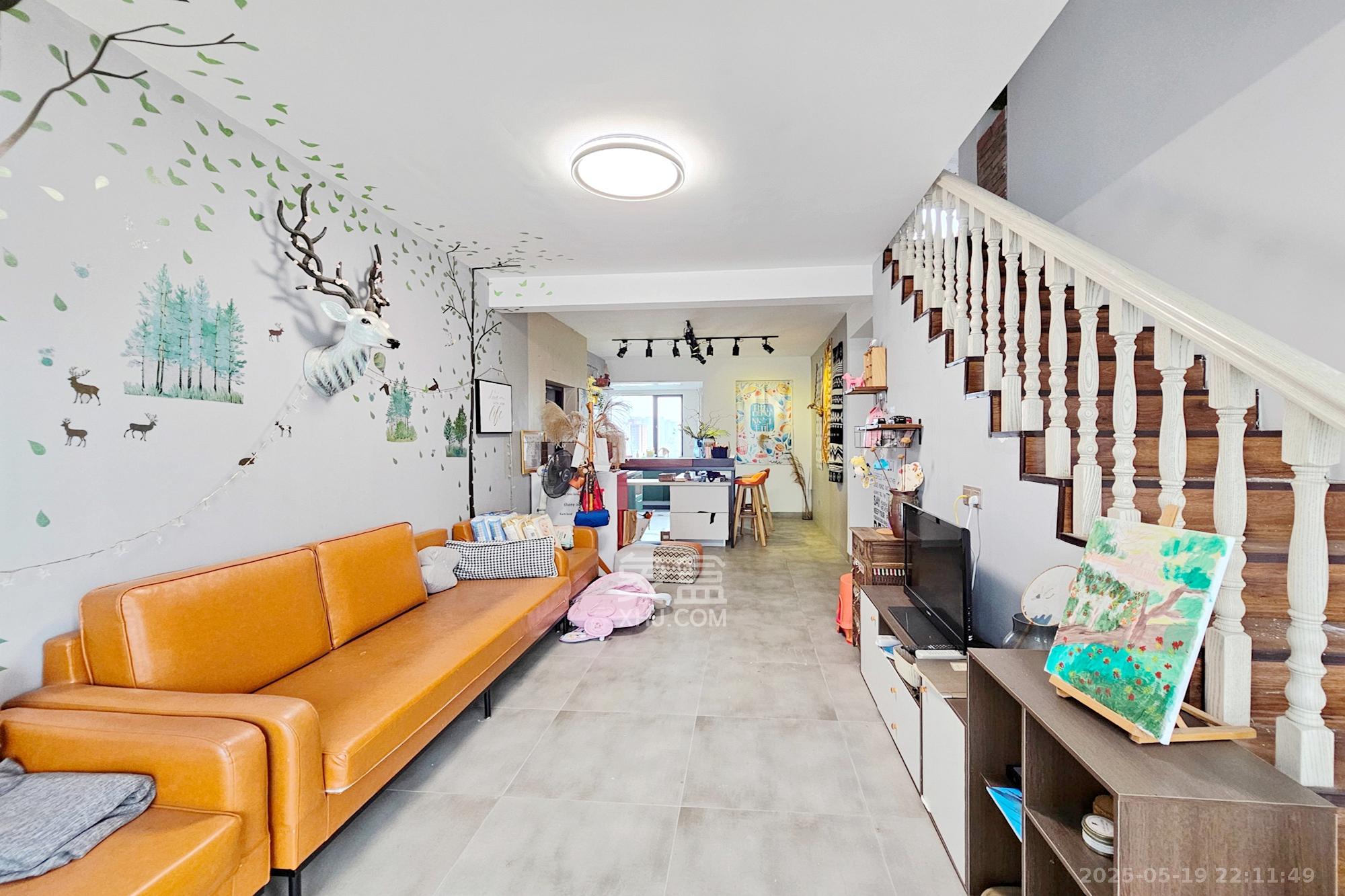 三江花中城  4室2厅2卫    89.9万客厅