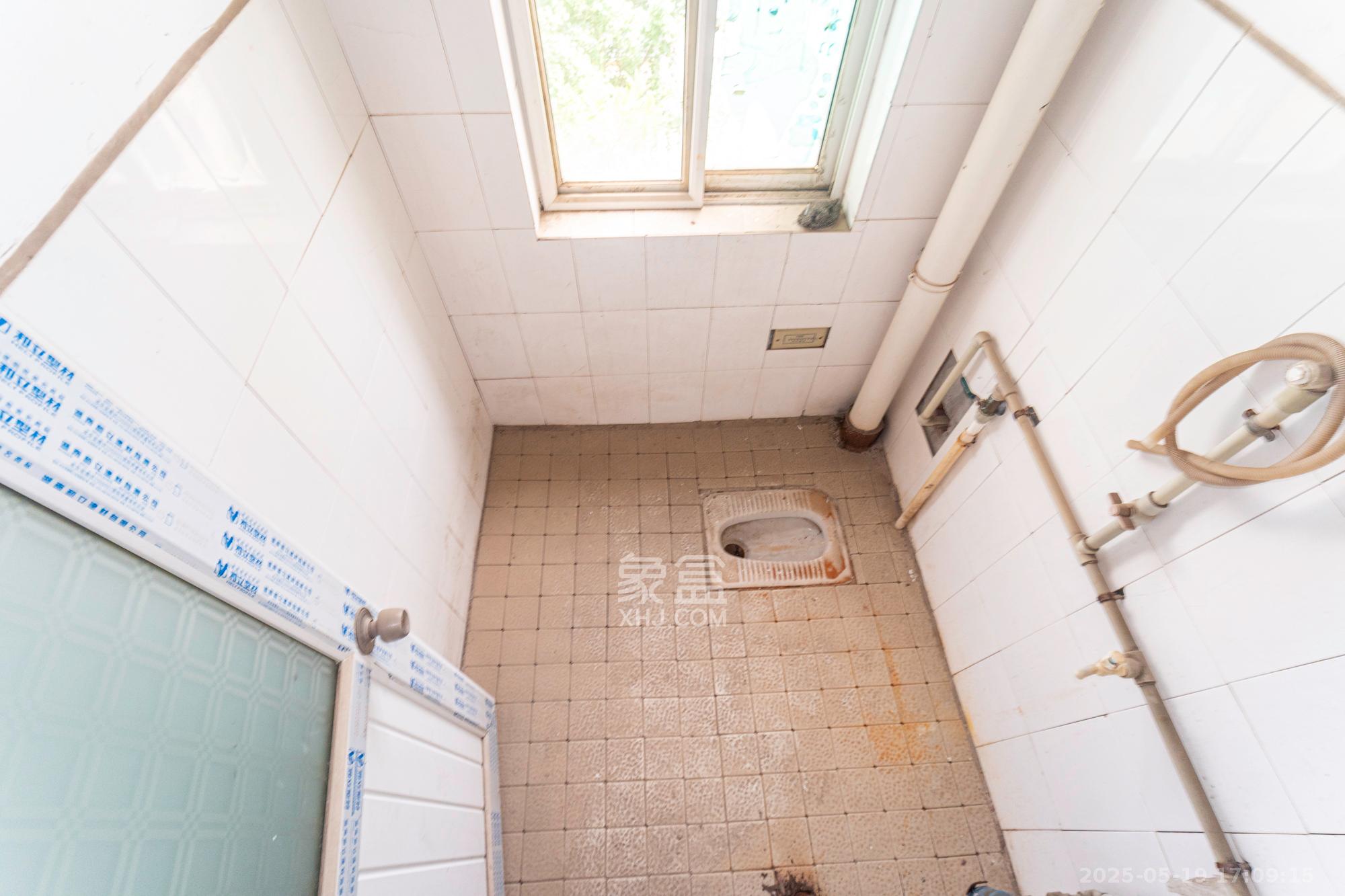 金岸教师公寓  4室2厅2卫    76.0万 金岸教师公寓  4室2厅2卫    76.0万卫生间