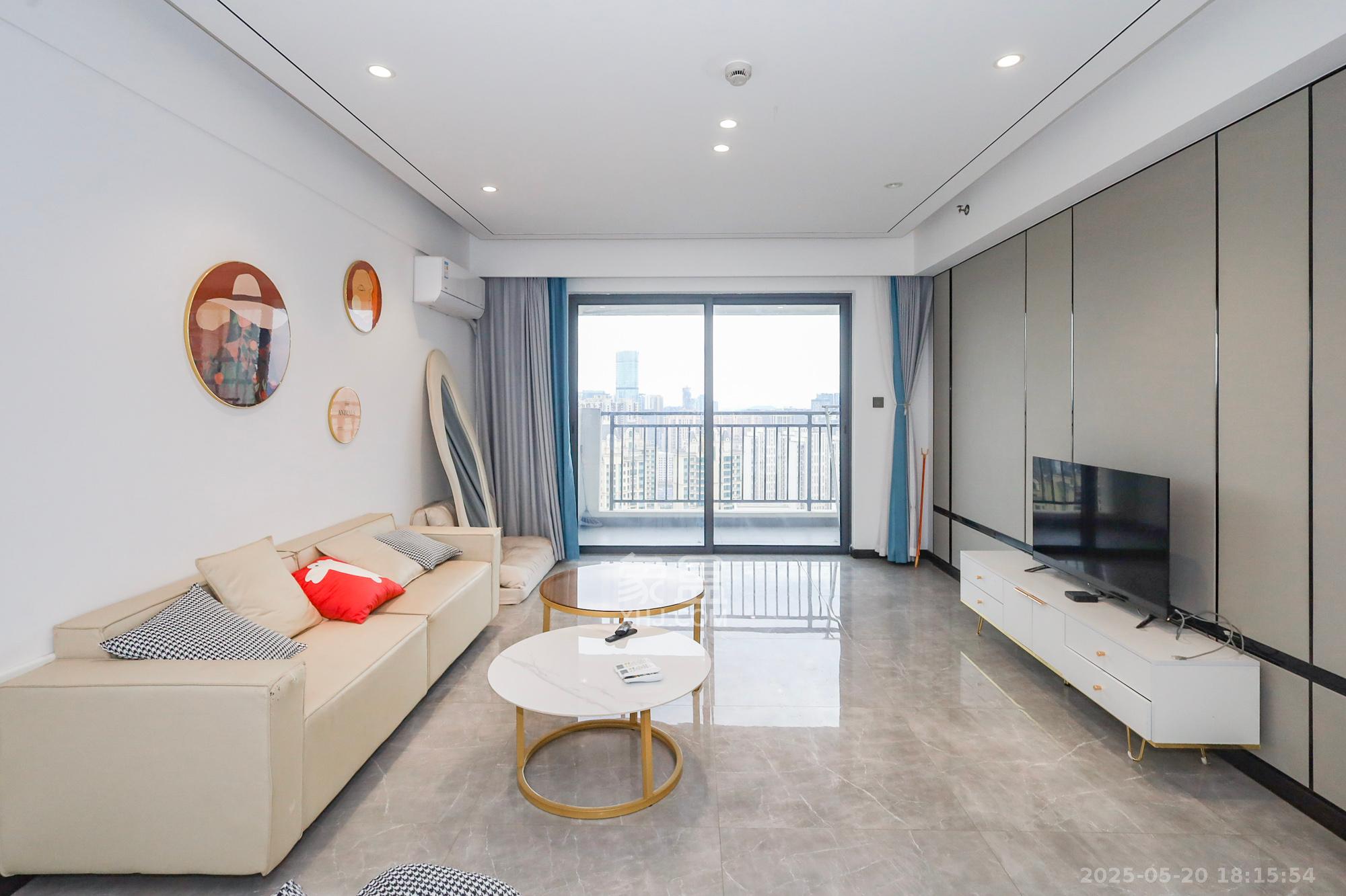 卓越中寰  4室2厅2卫    235.0万客厅