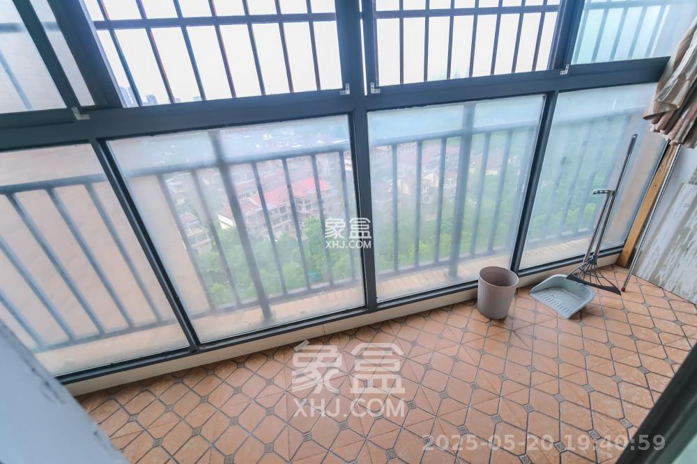 三一街区  3室2厅2卫   2000.00元/月室内图
