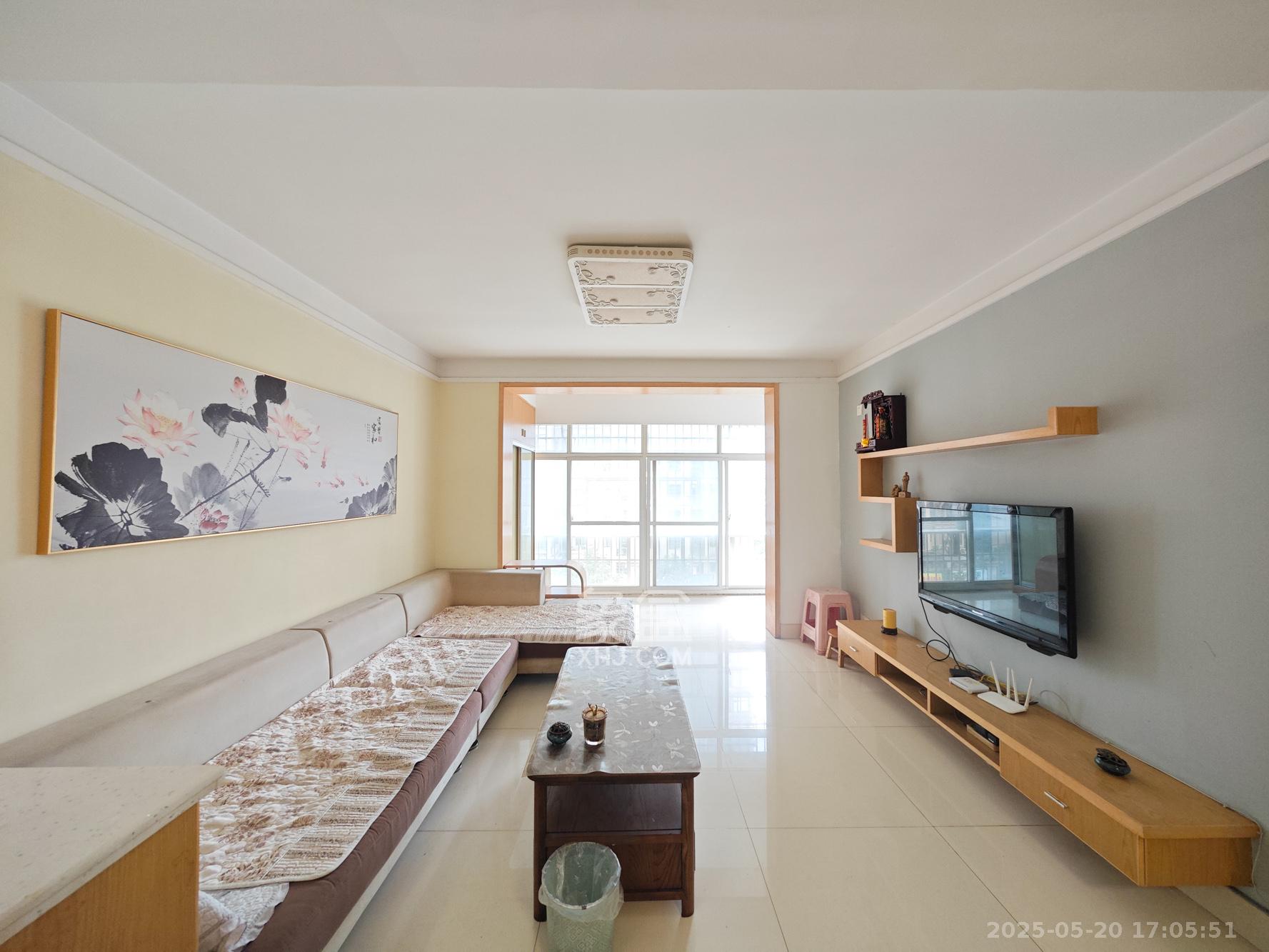 鄱阳小区 3室2厅1卫 52.8万 鄱阳小区 3室2厅1卫 52.8万客厅