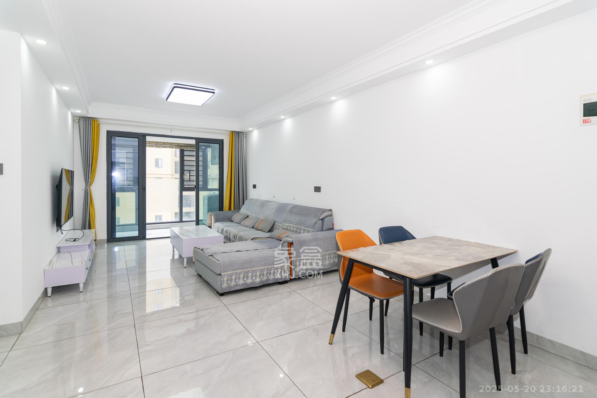 澳海澜庭 3室2厅1卫 69.5万 澳海澜庭 3室2厅1卫 69.5万客厅