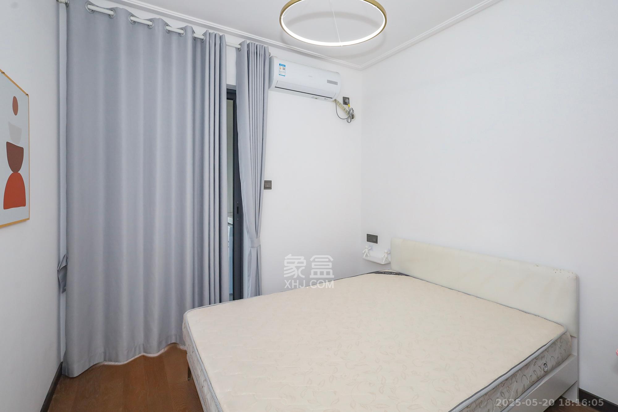 卓越中寰  4室2厅2卫    235.0万卧室