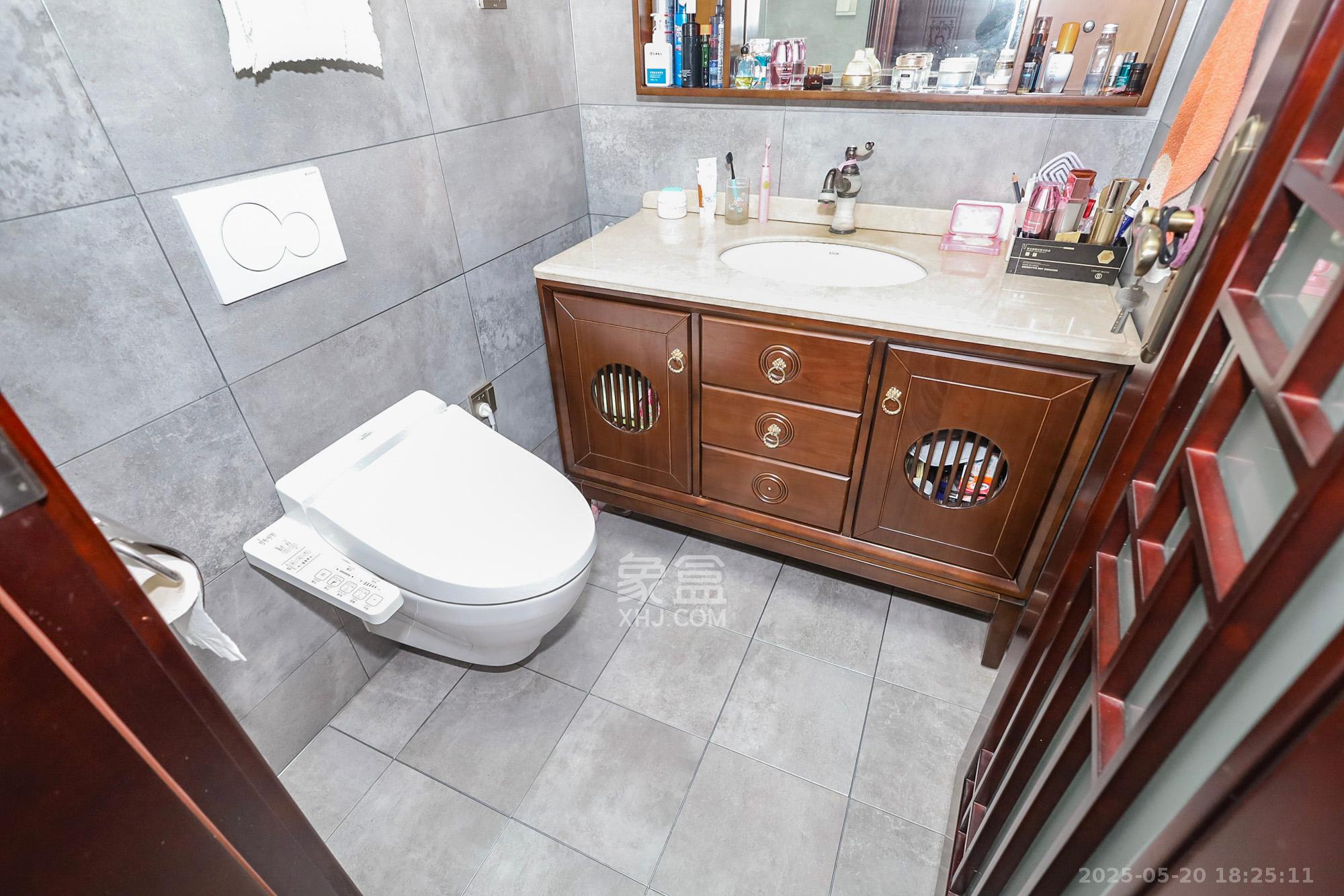 八方小区B区  3室2厅2卫    420.0万 八方小区B区  3室2厅2卫    420.0万卫生间